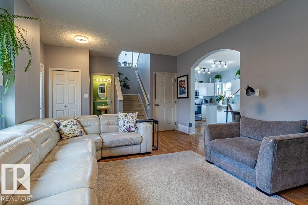 1676 Tomlinson Common, Edmonton, AB - Indoor Photo Showing Living Room