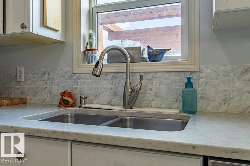 1676 Tomlinson Common, Edmonton, AB - Indoor Photo Showing Kitchen With Double Sink