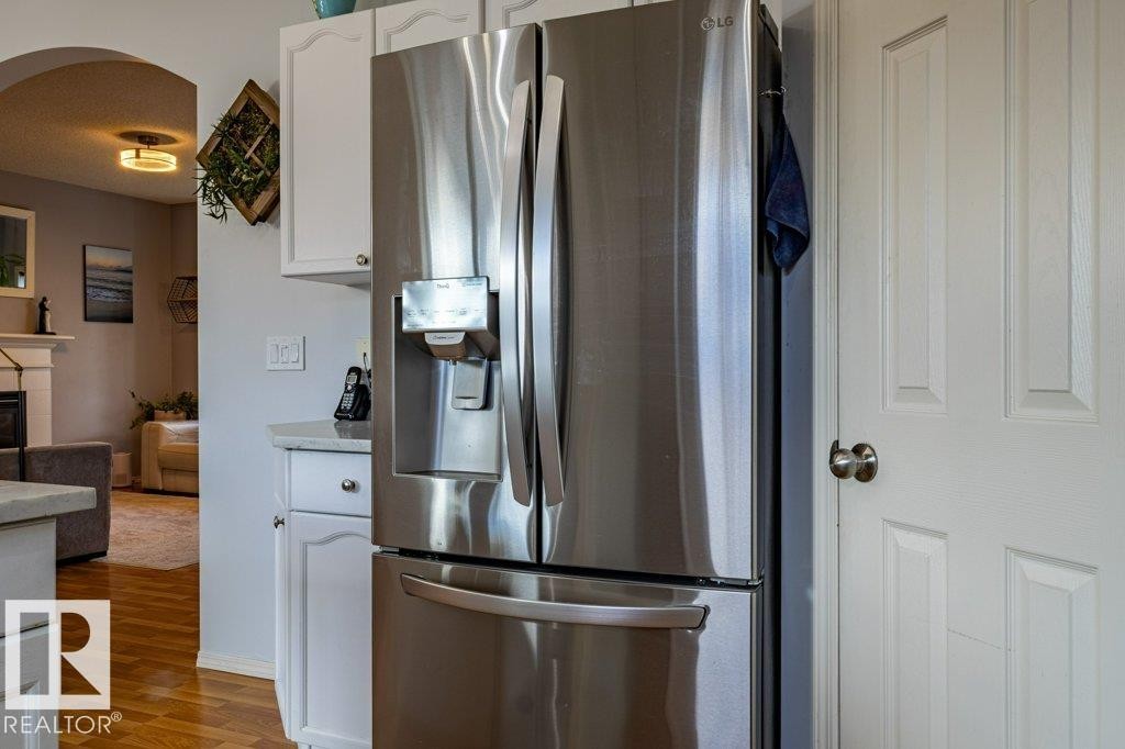1676 Tomlinson Common, Edmonton, AB - Indoor Photo Showing Kitchen
