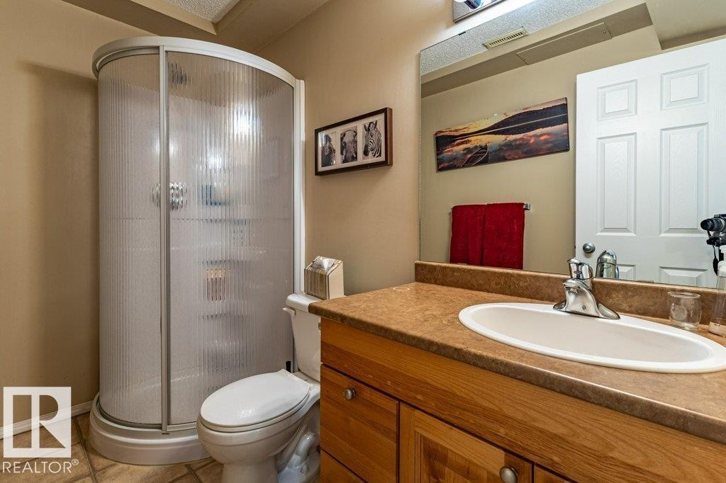 1676 Tomlinson Common, Edmonton, AB - Indoor Photo Showing Bathroom