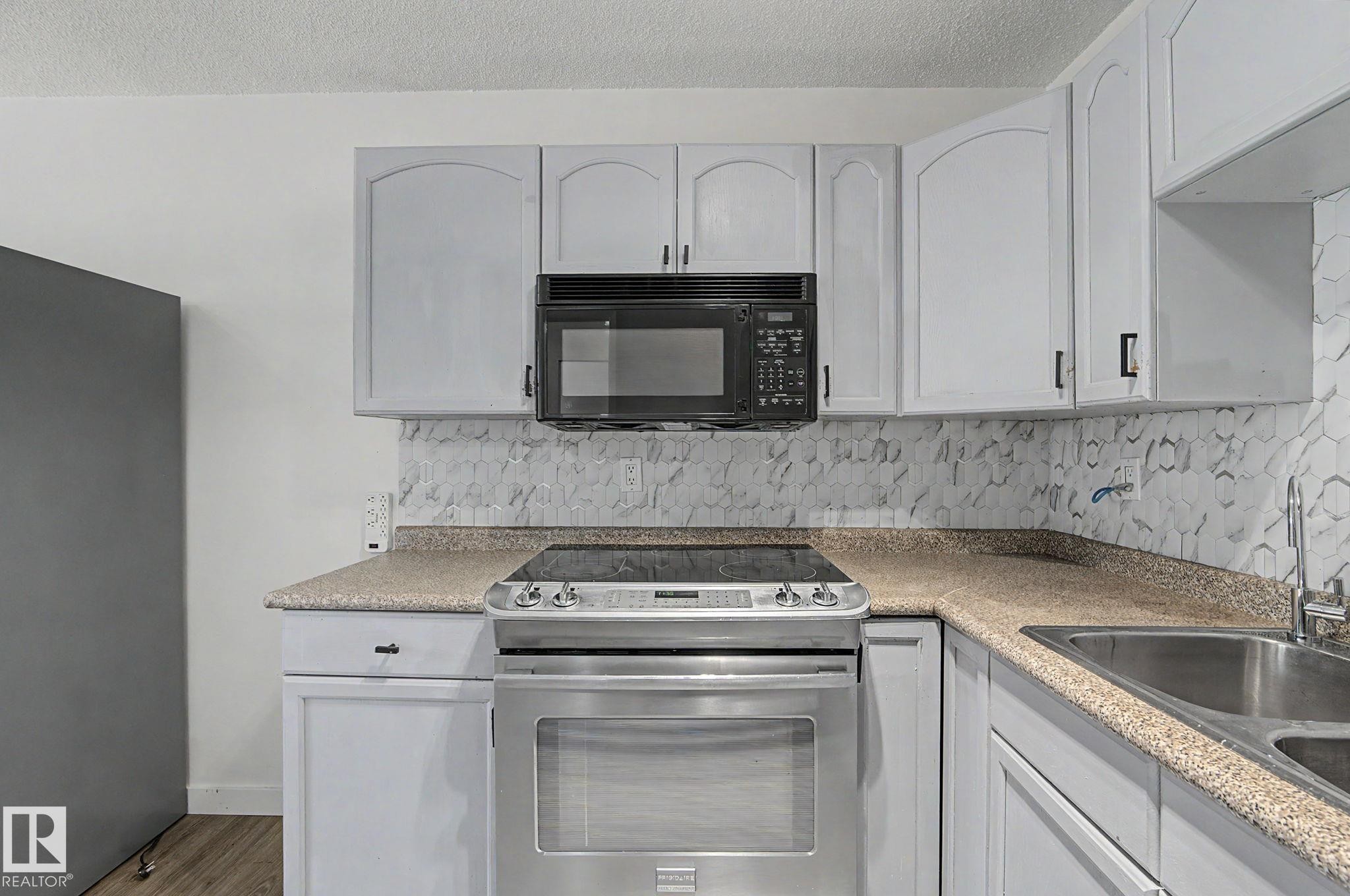 3317 107 Avenue, Edmonton, AB - Indoor Photo Showing Kitchen