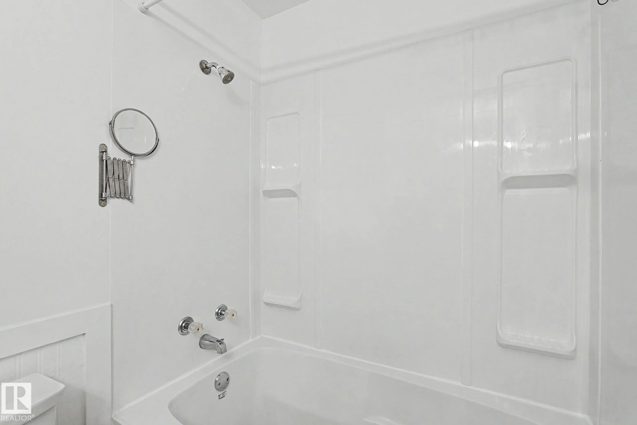 3317 107 Avenue, Edmonton, AB - Indoor Photo Showing Bathroom