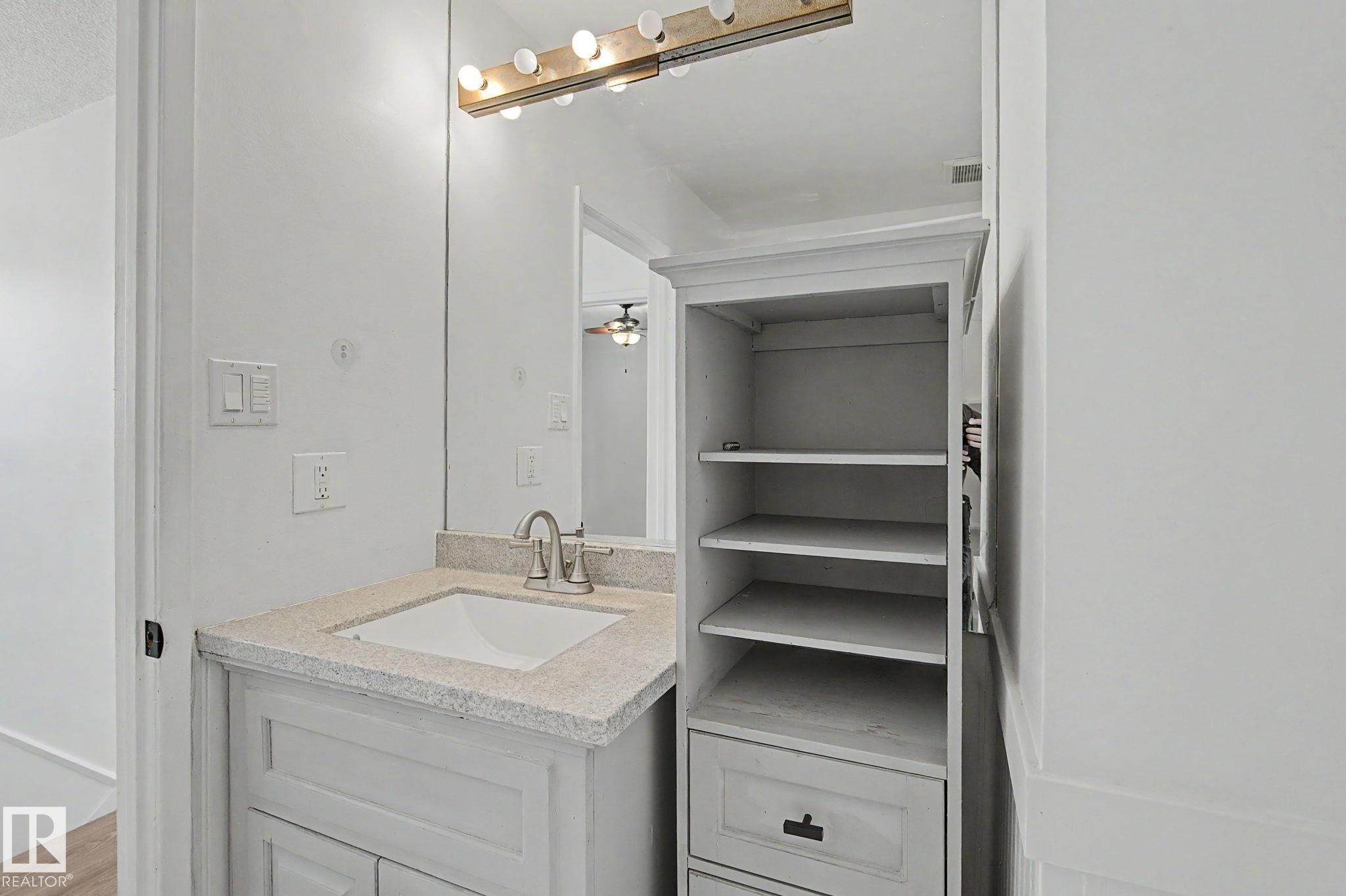 3317 107 Avenue, Edmonton, AB - Indoor Photo Showing Bathroom
