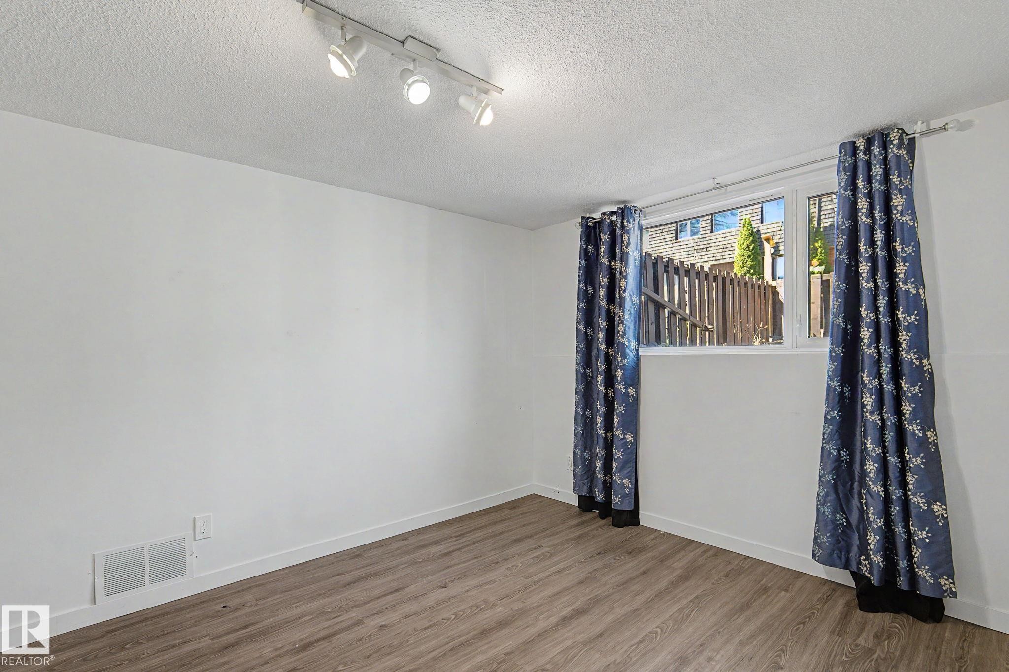 3317 107 Avenue, Edmonton, AB - Indoor Photo Showing Other Room