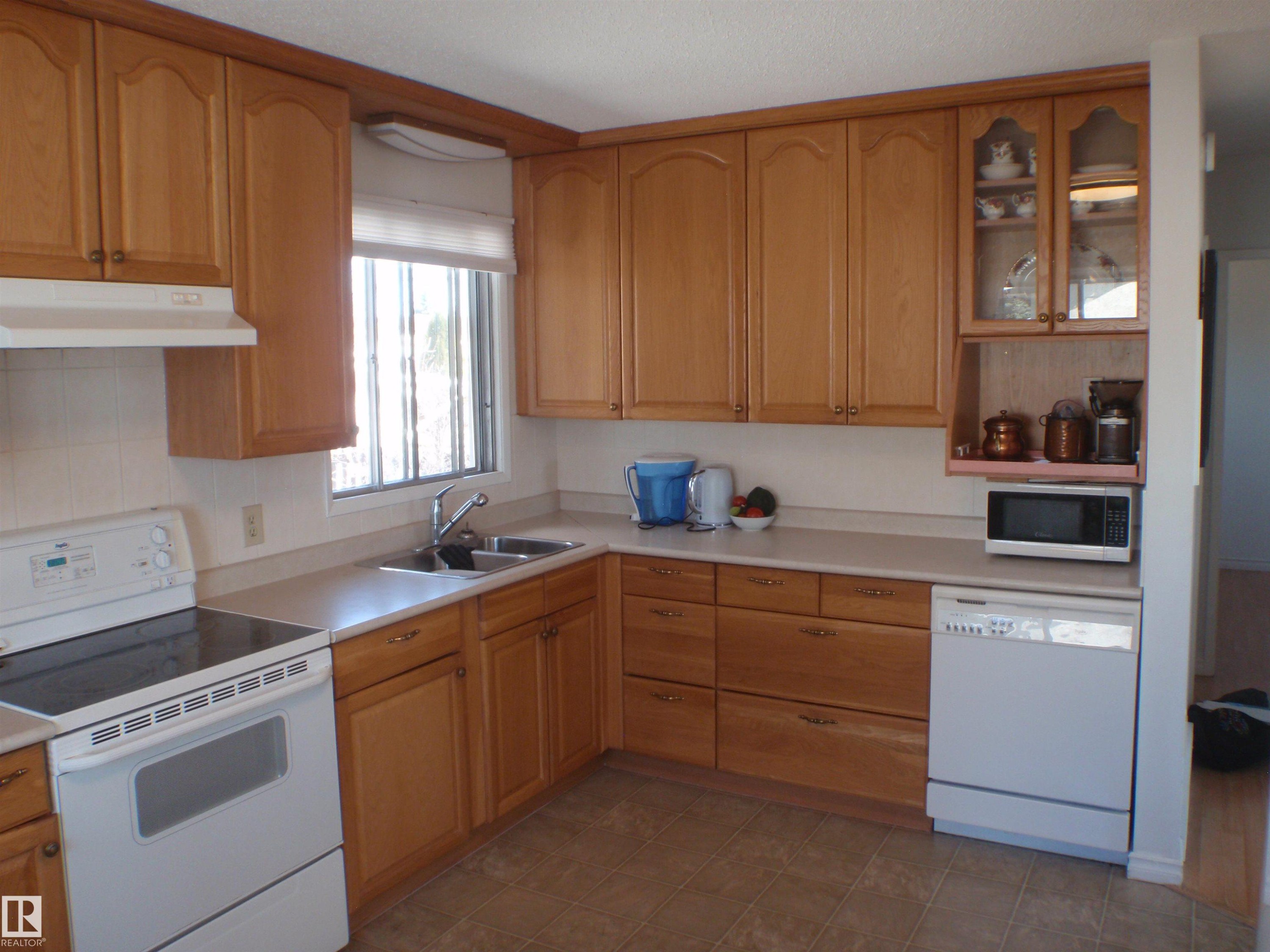 4510 57 Avenue, Barrhead, AB - Indoor Photo Showing Kitchen With Double Sink