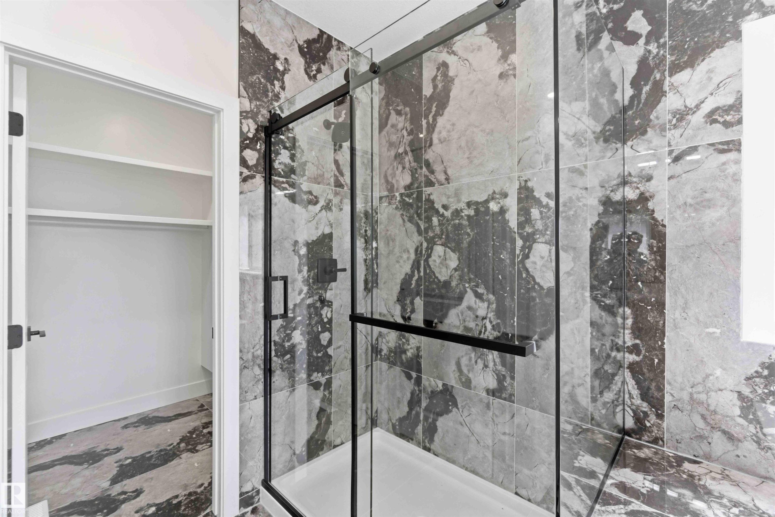 Contemporary tiled shower with a black-framed glass enclosure - 415 Pine Point(E), Leduc, AB - Indoor Photo Showing Bathroom