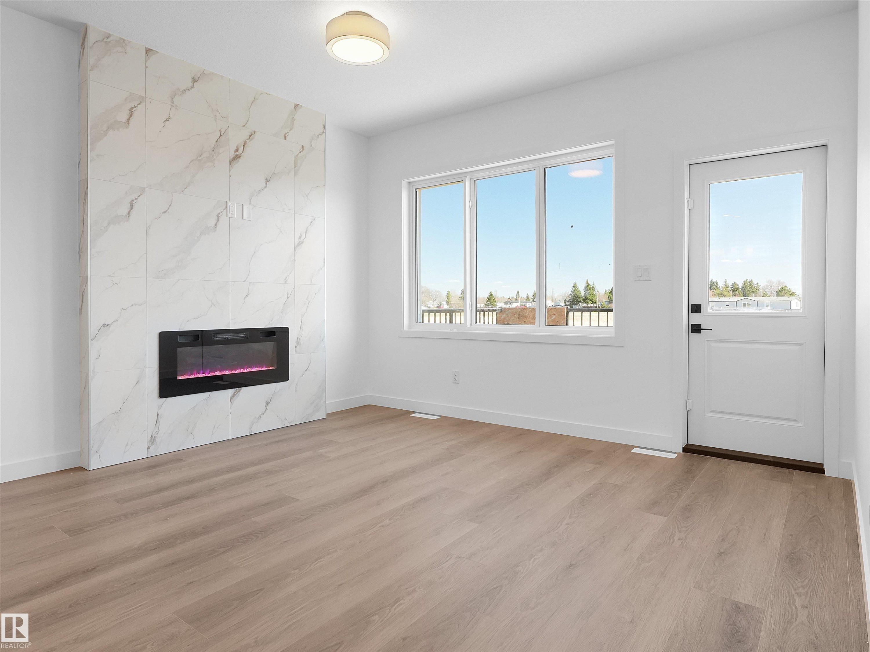 5225 47 Ave, Calmar, AB - Indoor With Fireplace