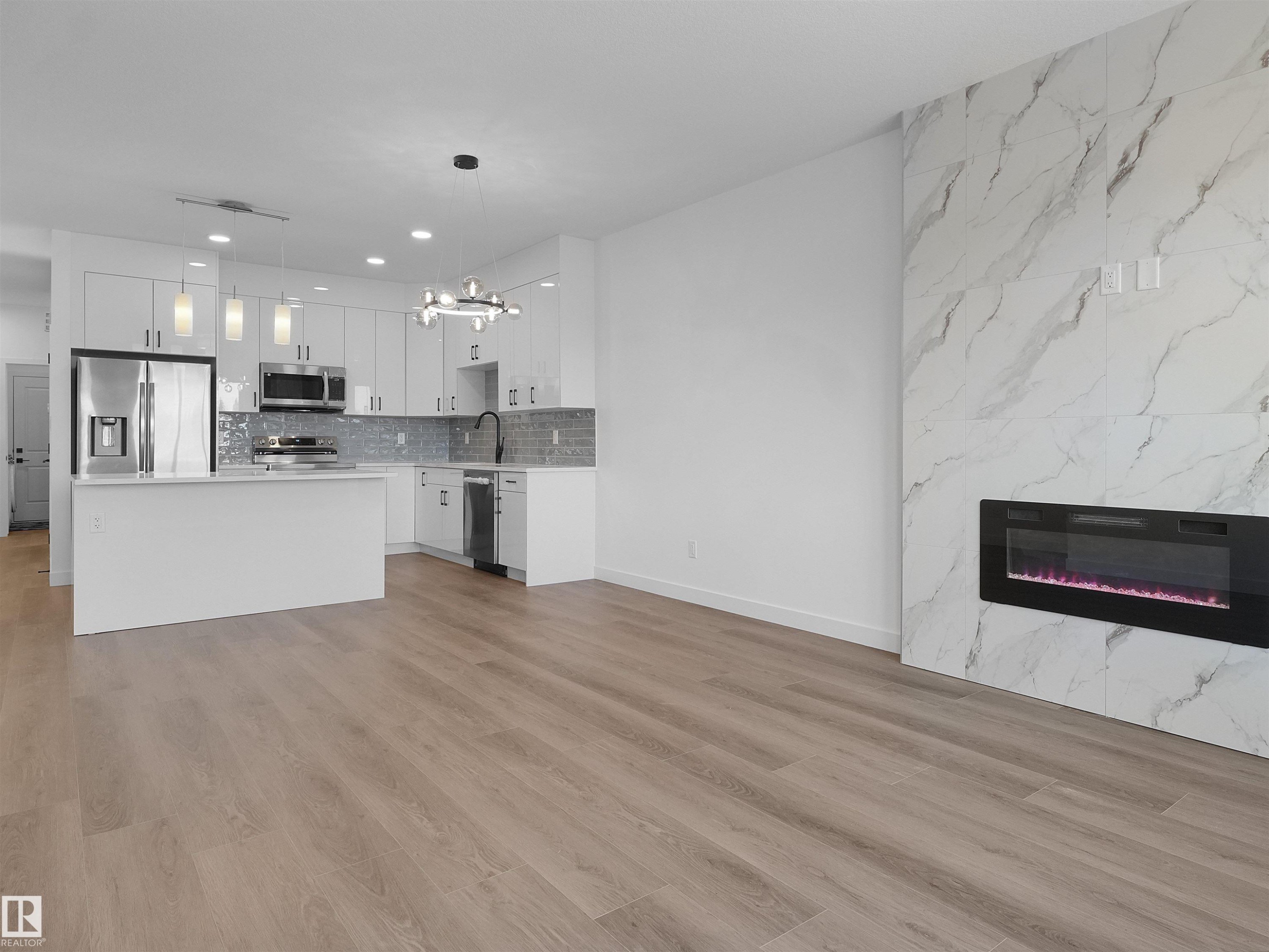 5225 47 Ave, Calmar, AB - Indoor Photo Showing Kitchen With Fireplace With Upgraded Kitchen