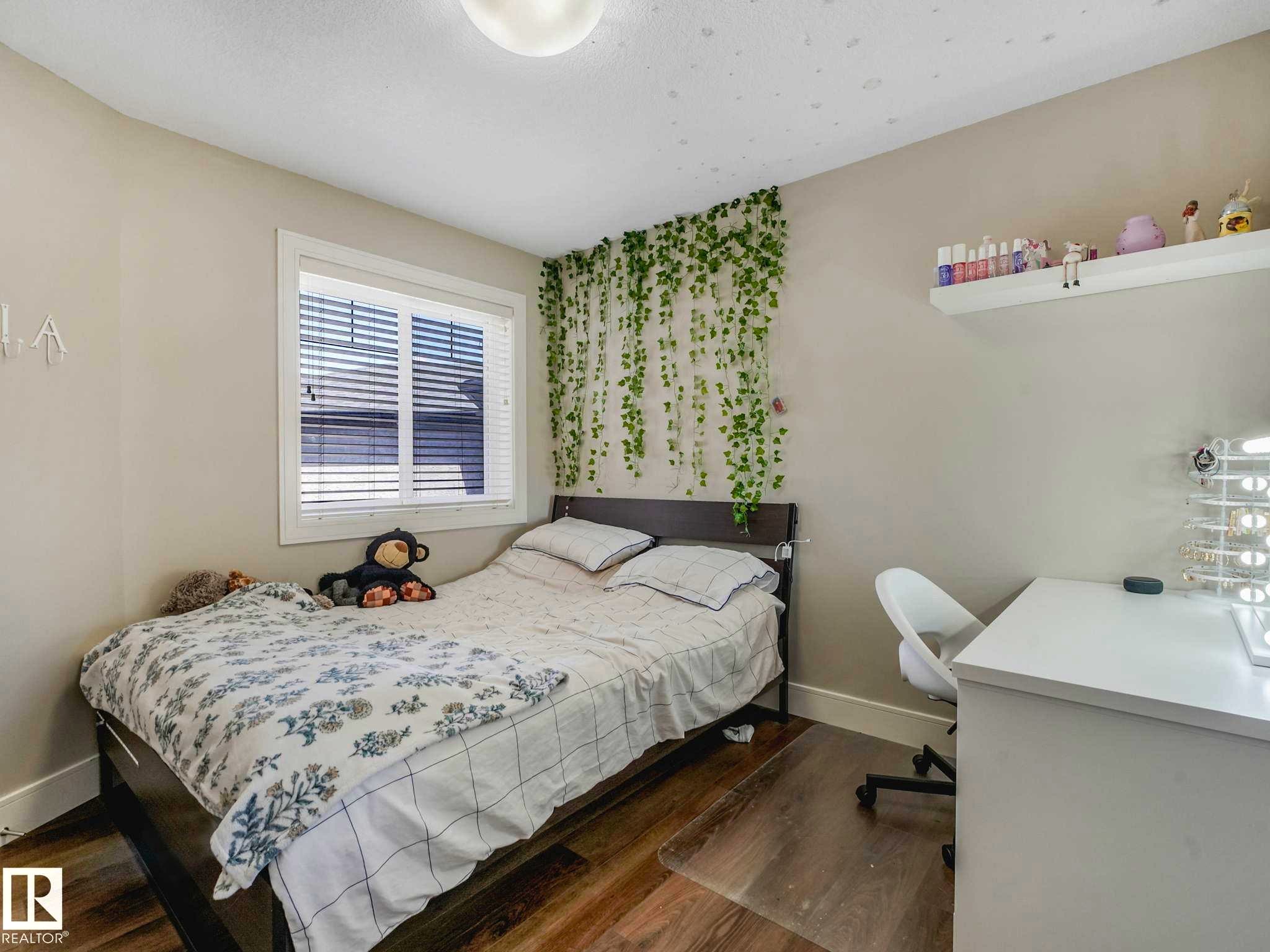 Image quality insufficient for description - 16251 135 Street Nw, Edmonton, AB - Indoor Photo Showing Bedroom