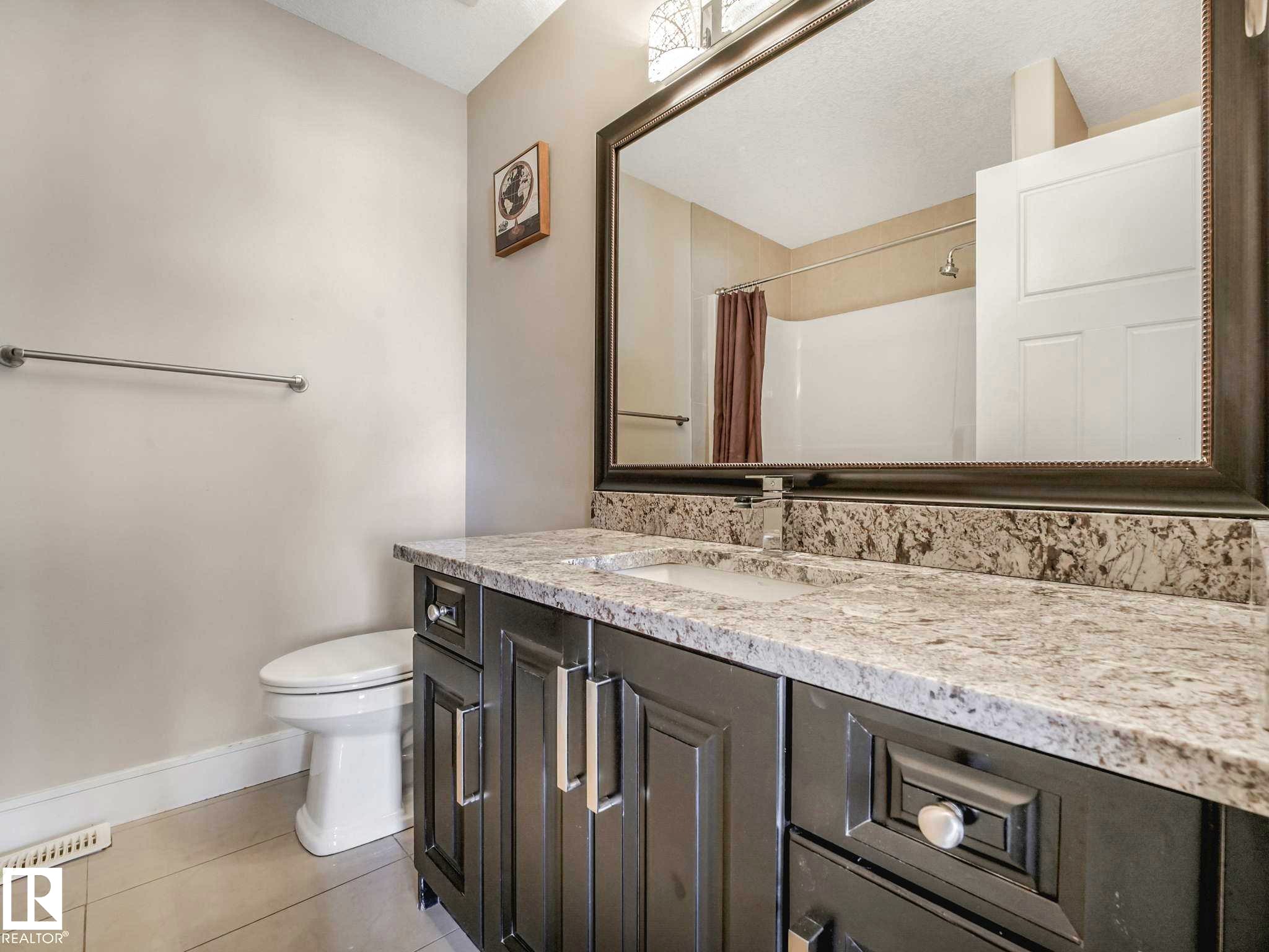 Image quality insufficient for description - 16251 135 Street Nw, Edmonton, AB - Indoor Photo Showing Bathroom