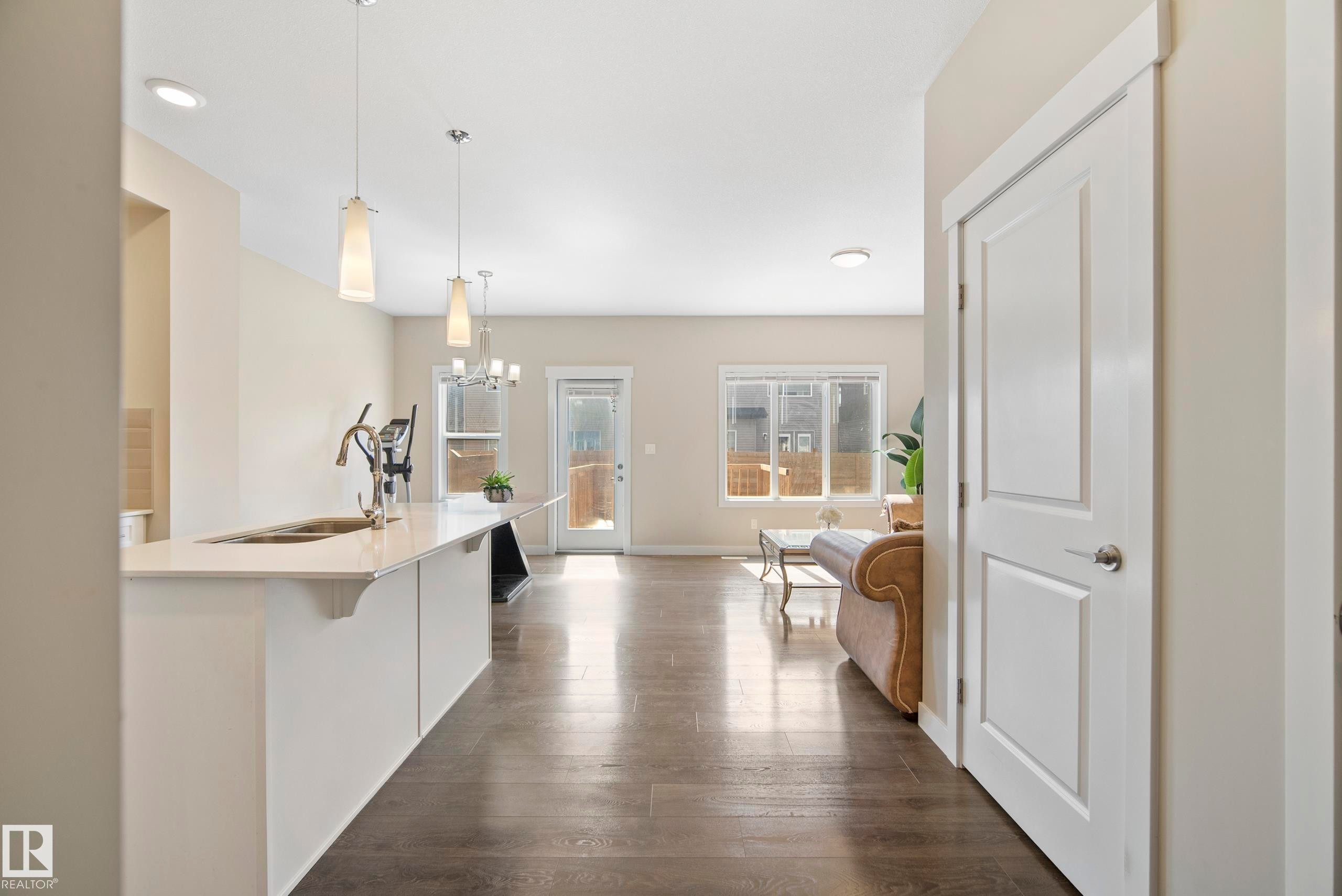 2456 Kelly Circle Circle, Edmonton, AB - Indoor Photo Showing Kitchen With Double Sink