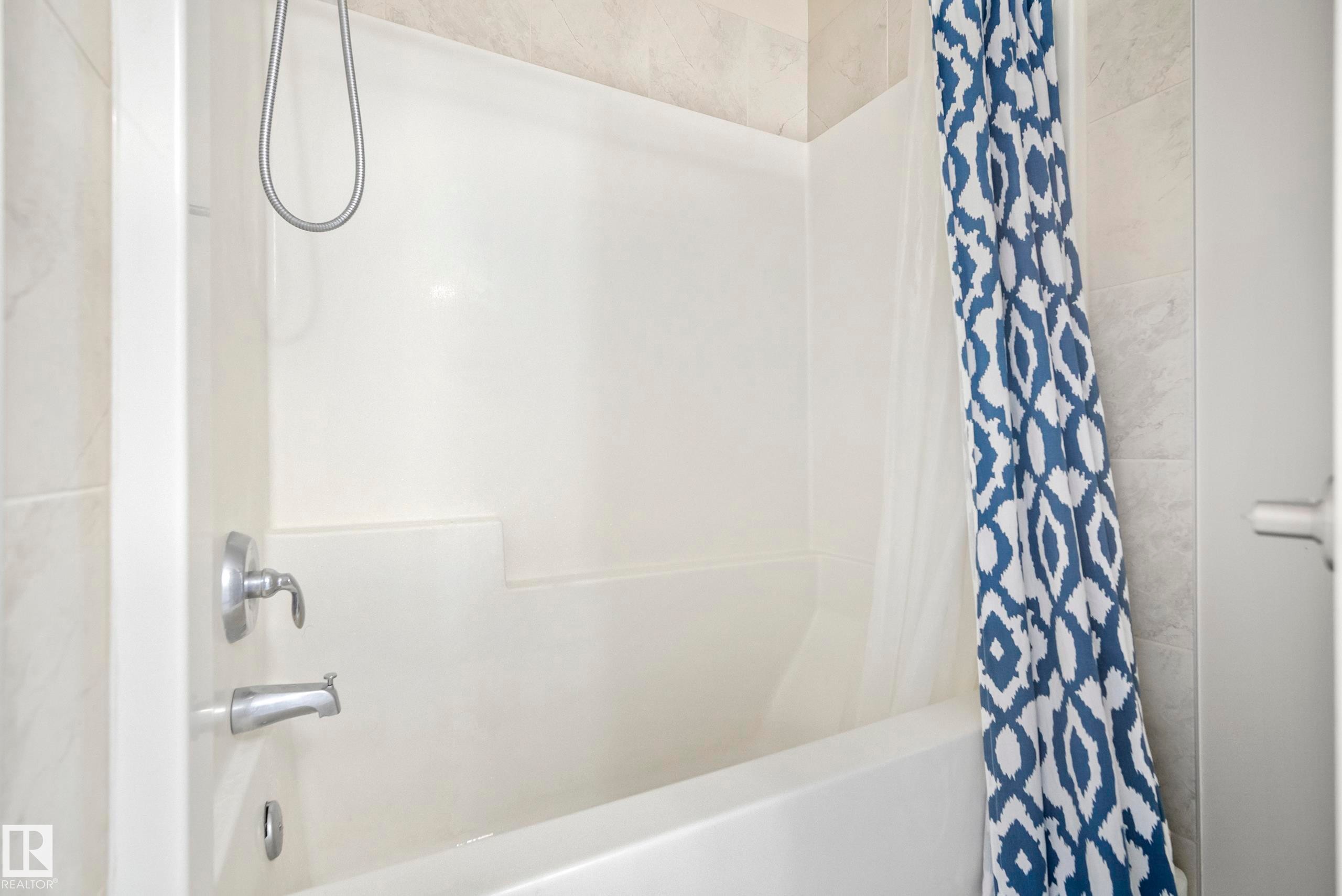 2456 Kelly Circle Circle, Edmonton, AB - Indoor Photo Showing Bathroom