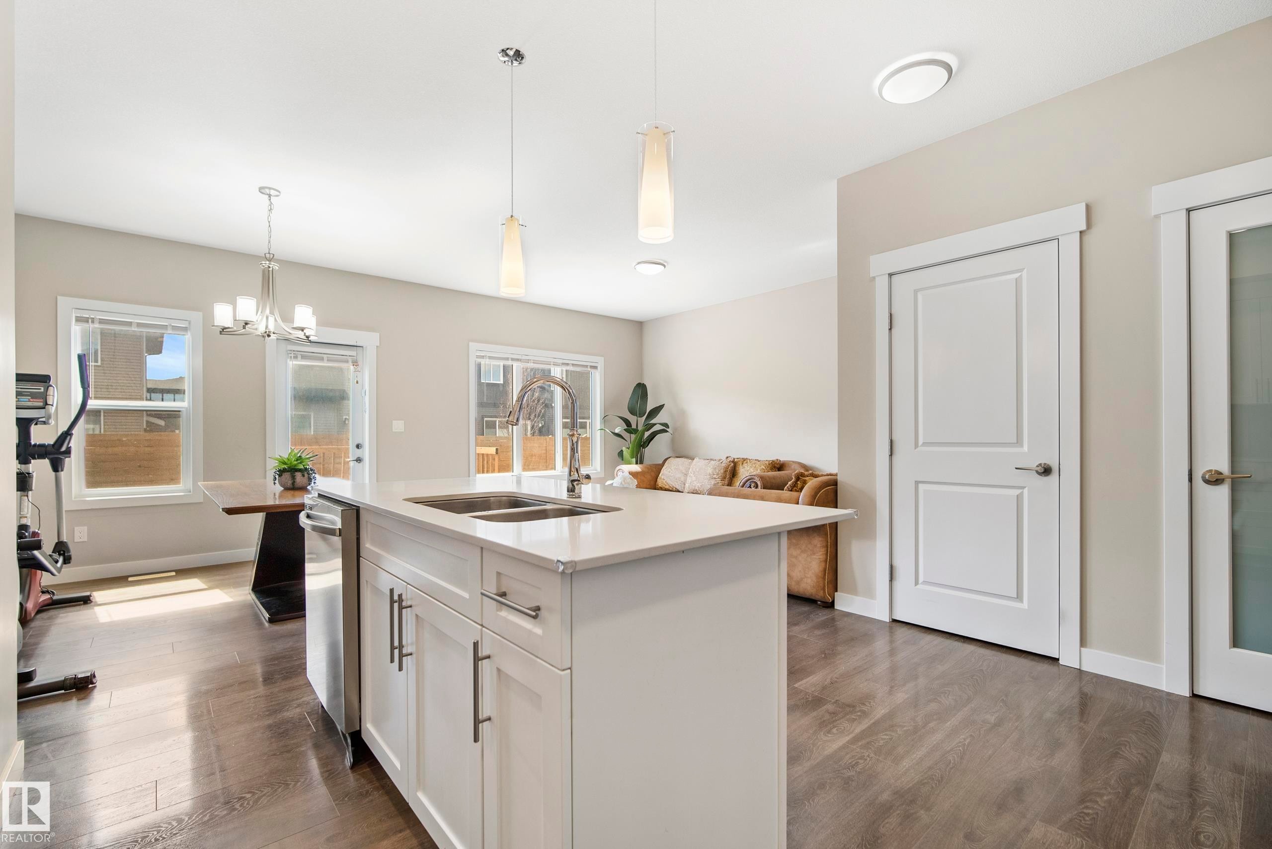2456 Kelly Circle Circle, Edmonton, AB - Indoor Photo Showing Kitchen With Double Sink