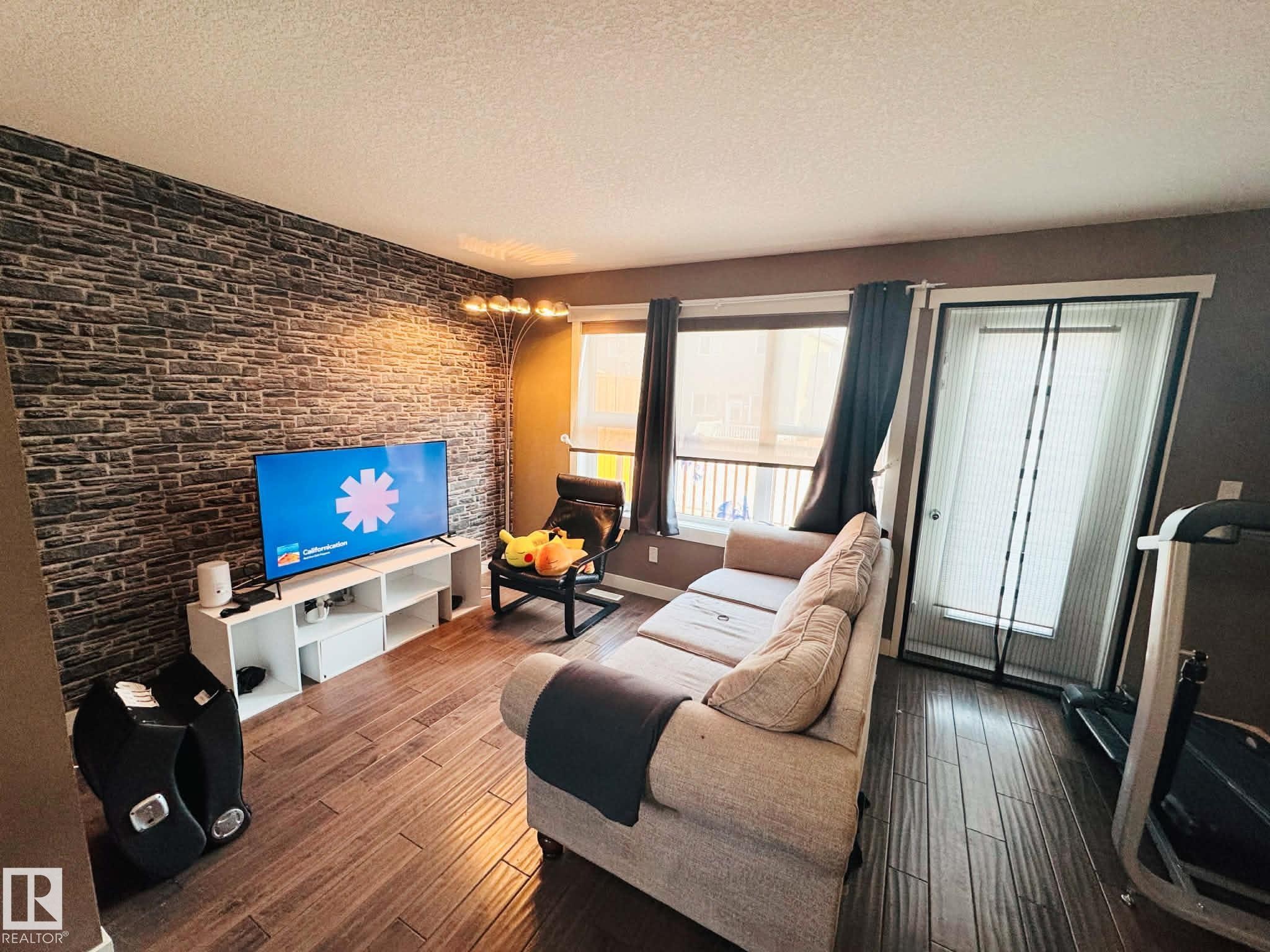 311 401 Southfork Drive, Leduc, AB - Indoor Photo Showing Living Room