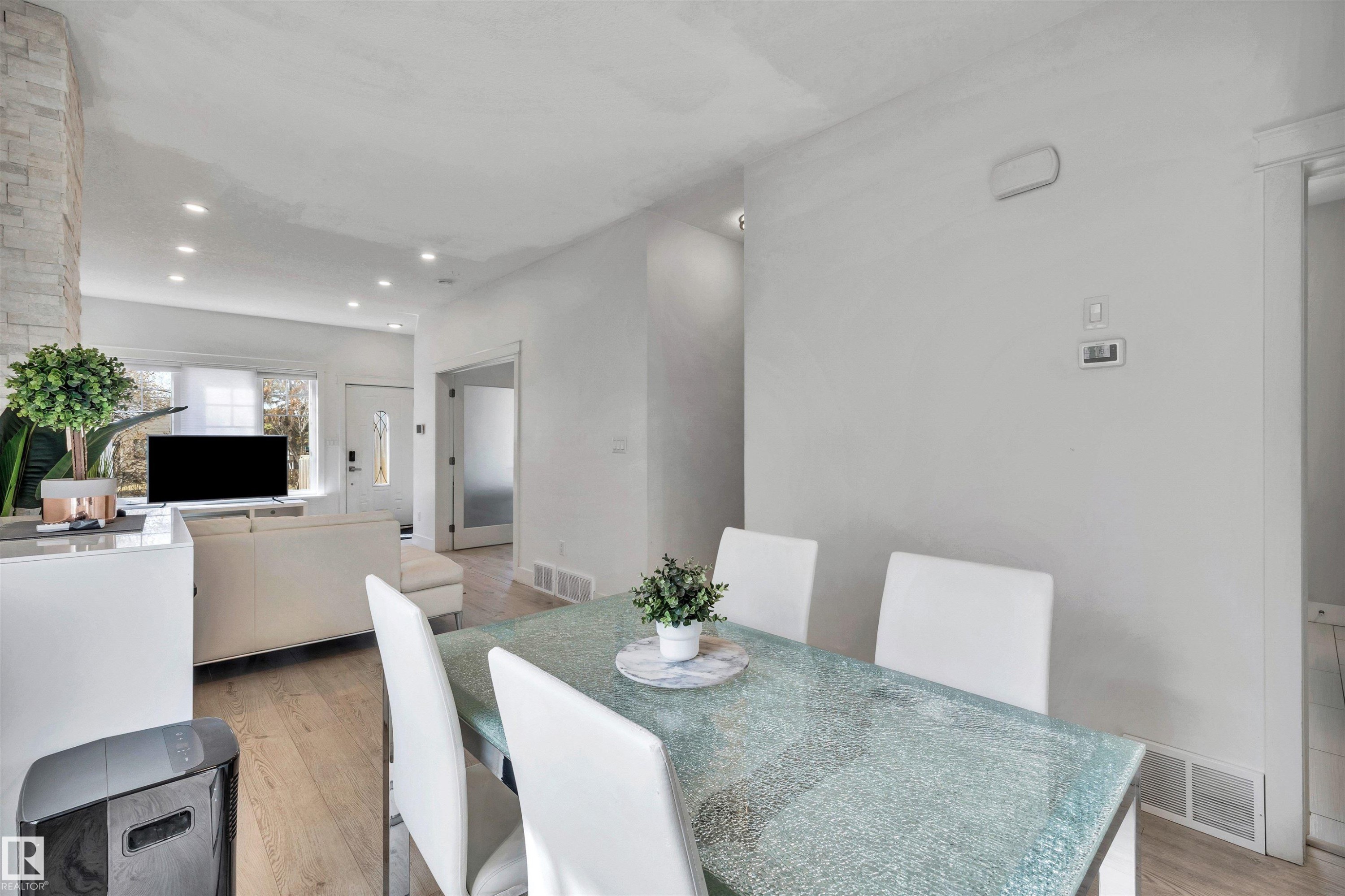 11531 97 Street, Edmonton, AB - Indoor Photo Showing Dining Room