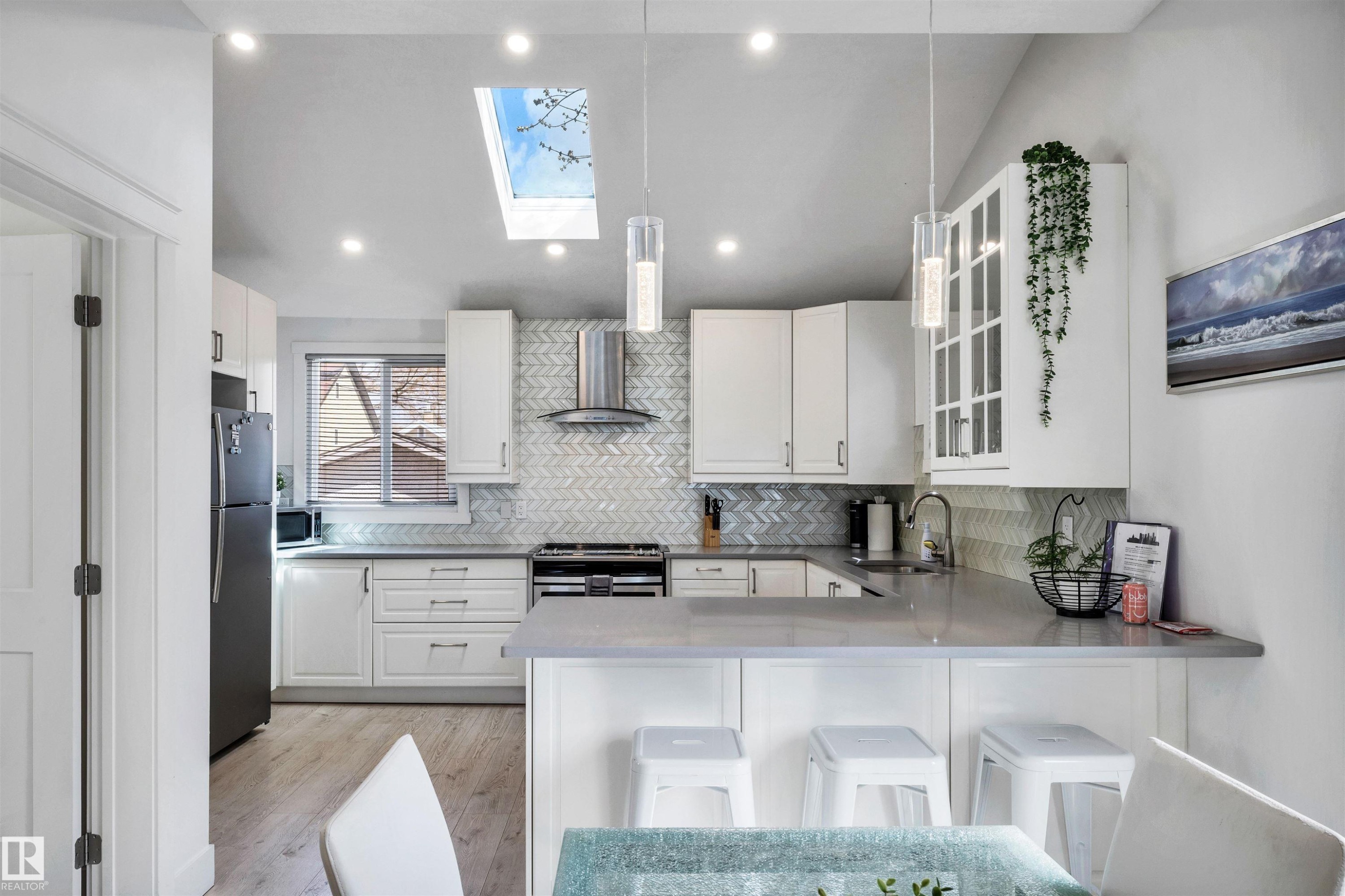 11531 97 Street, Edmonton, AB - Indoor Photo Showing Kitchen With Upgraded Kitchen