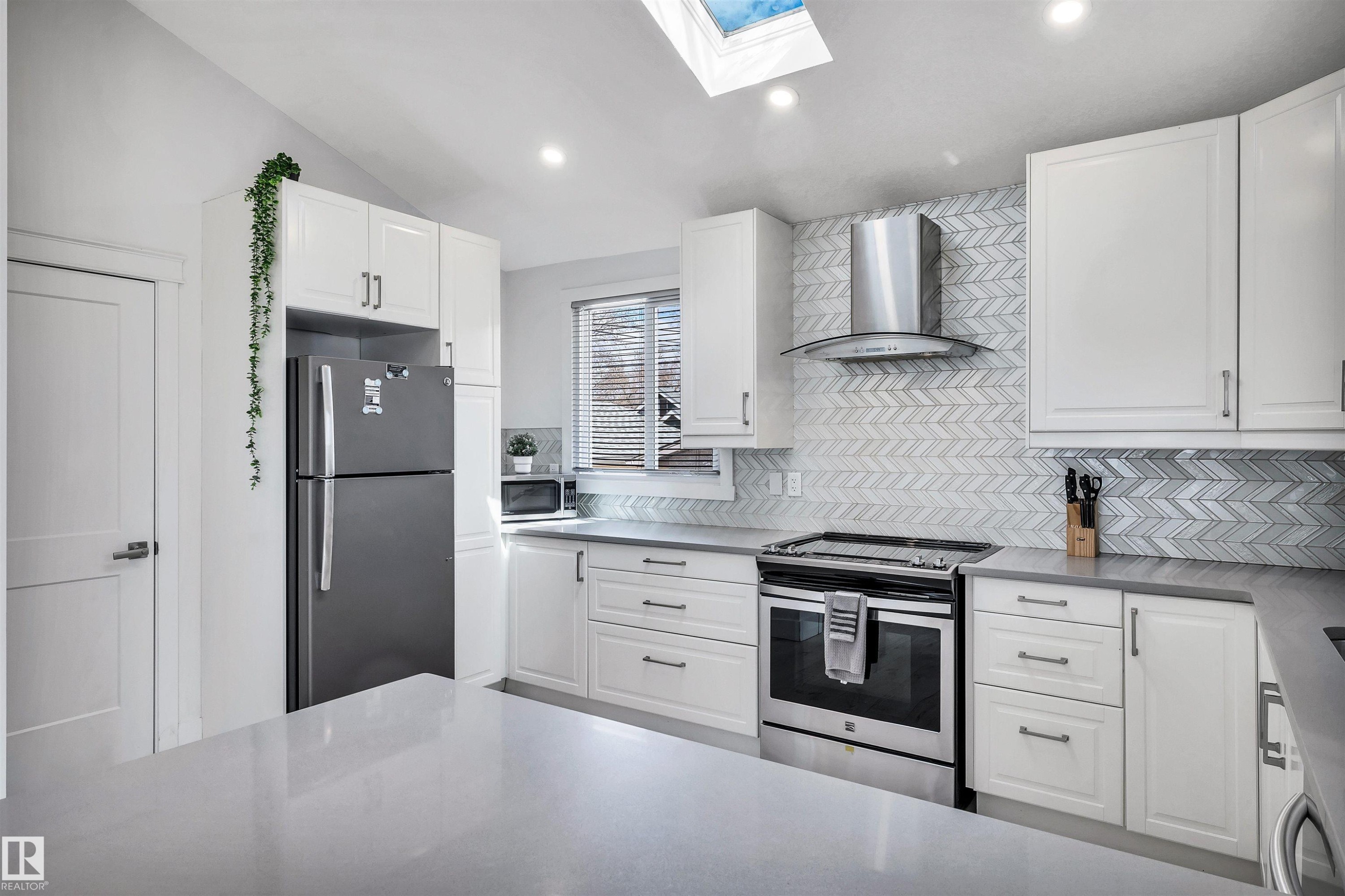 11531 97 Street, Edmonton, AB - Indoor Photo Showing Kitchen With Upgraded Kitchen