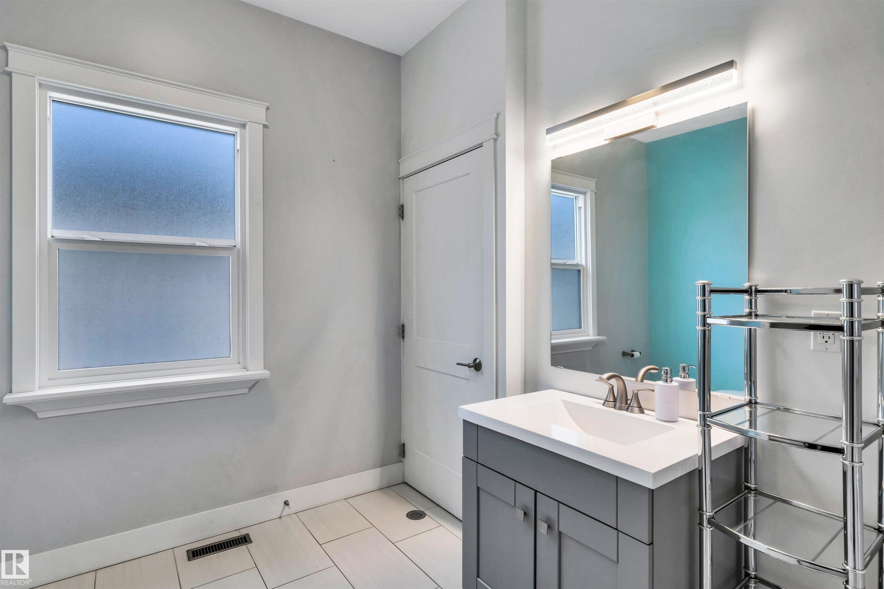 11531 97 Street, Edmonton, AB - Indoor Photo Showing Bathroom