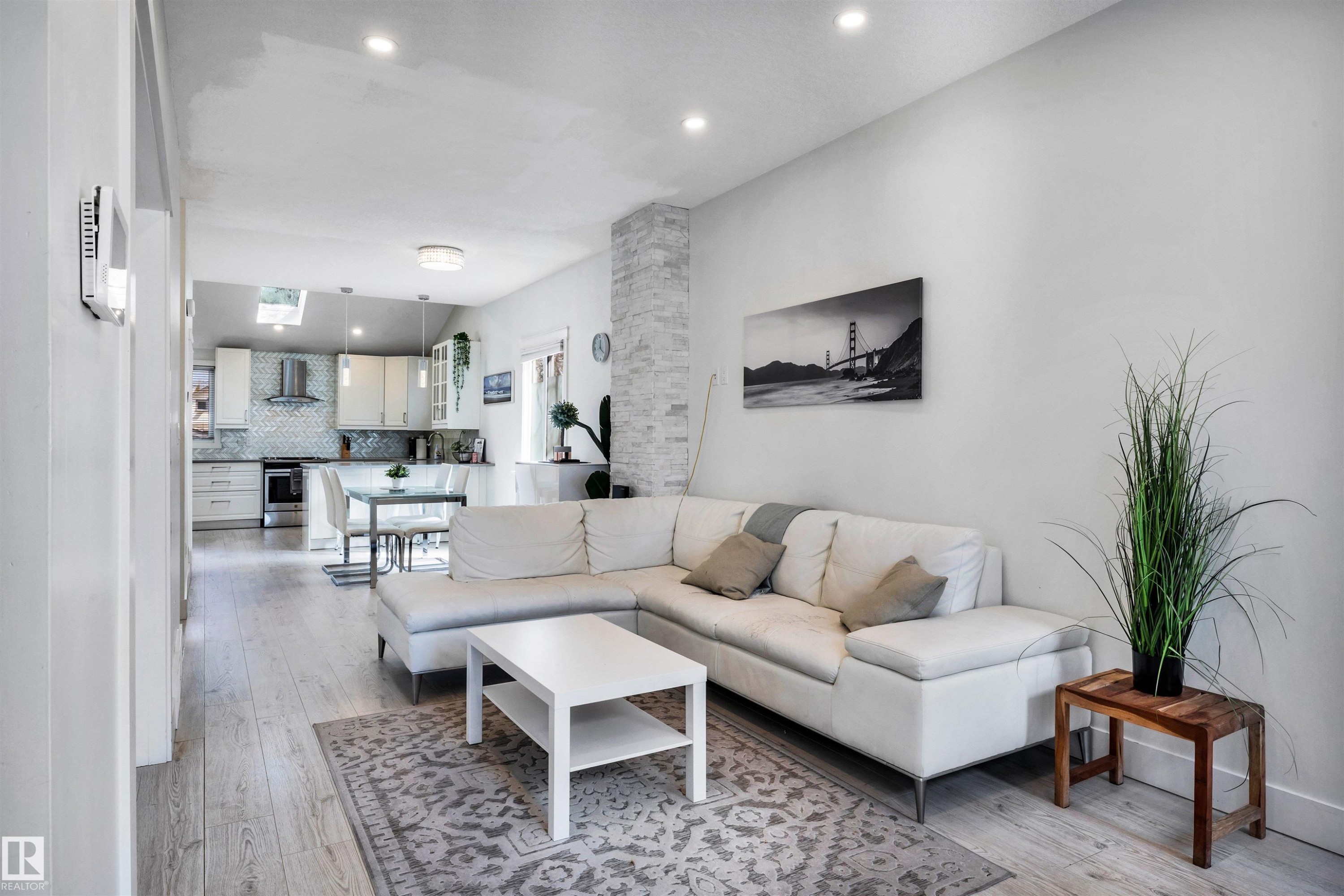 11531 97 Street, Edmonton, AB - Indoor Photo Showing Living Room