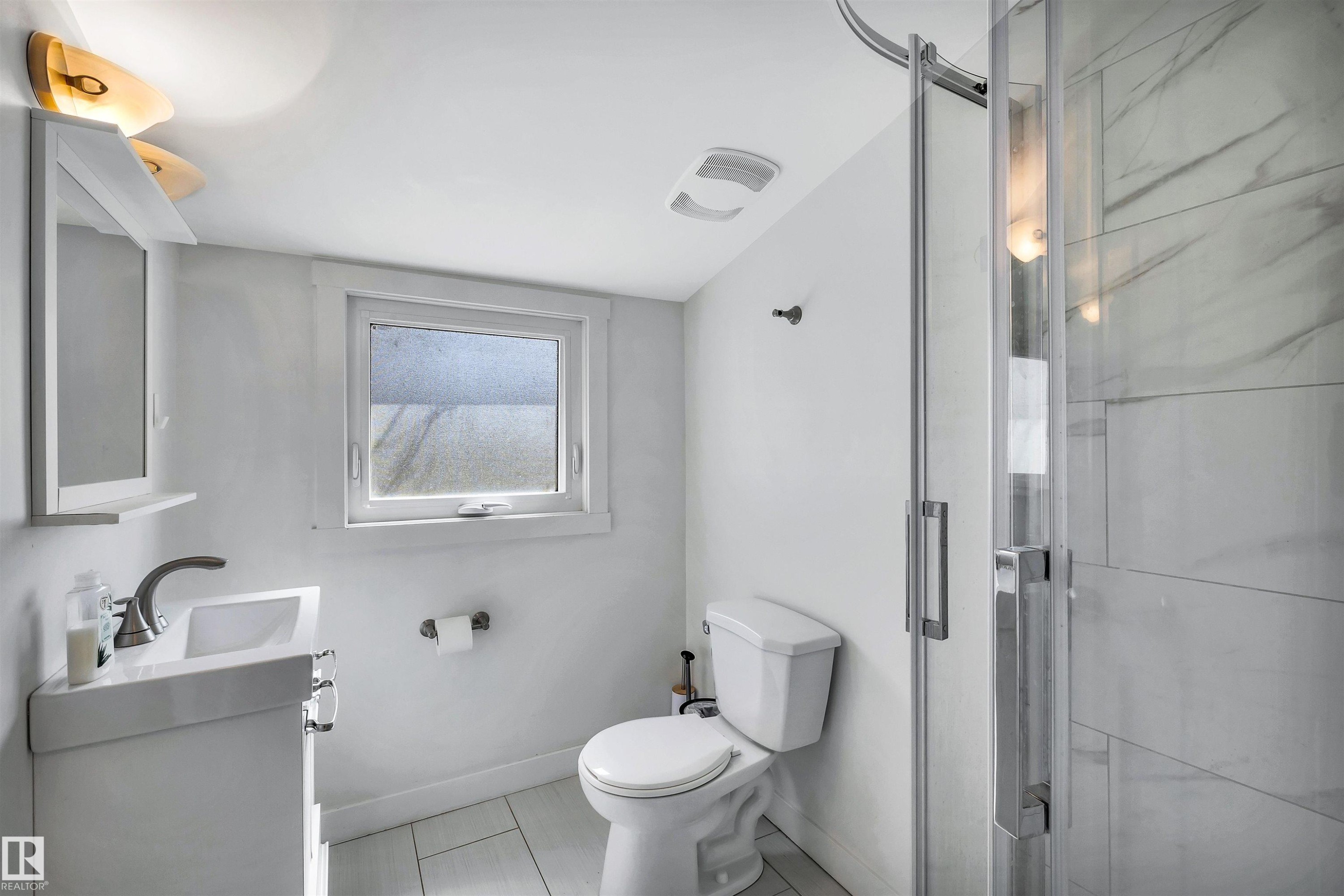 11531 97 Street, Edmonton, AB - Indoor Photo Showing Bathroom