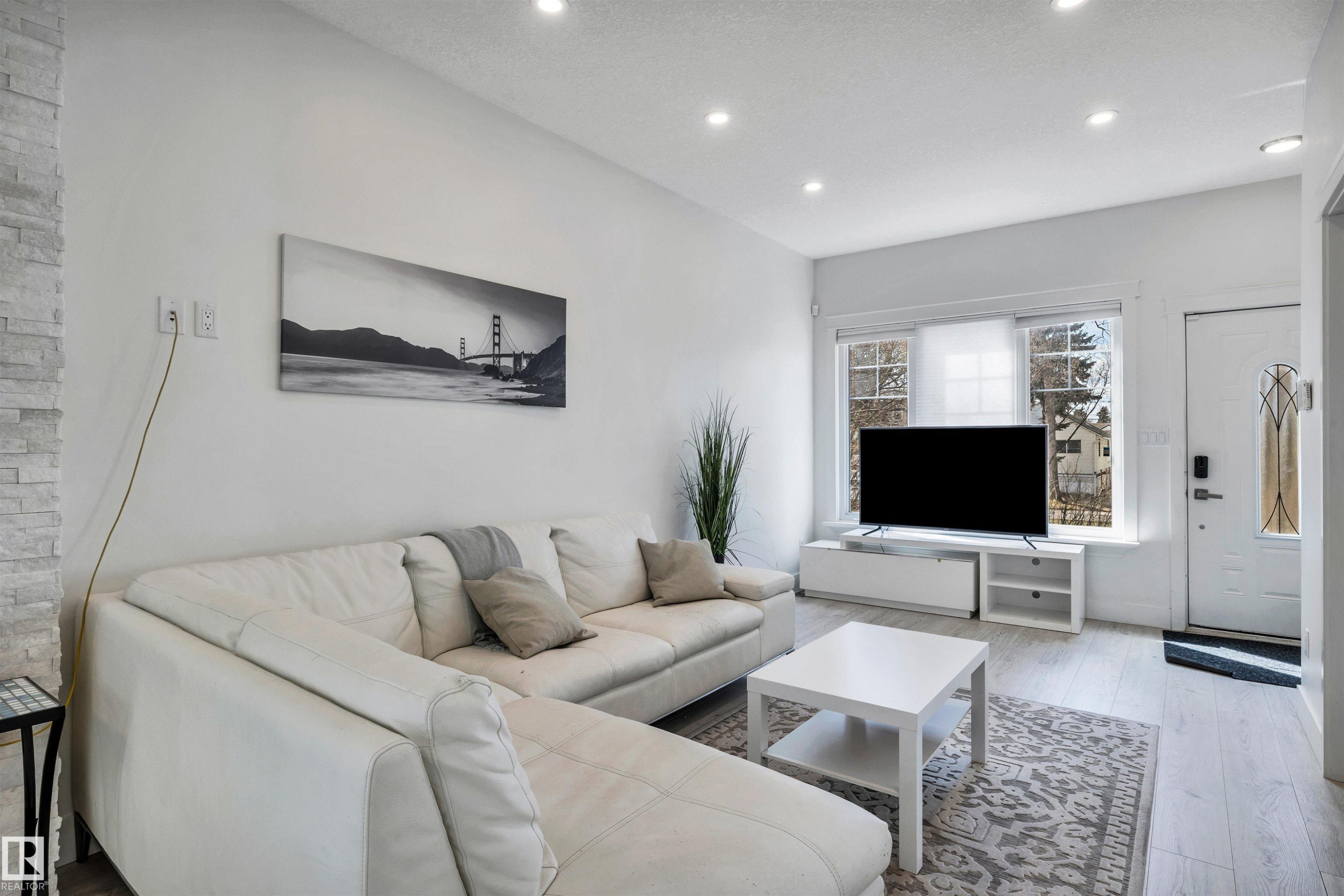 11531 97 Street, Edmonton, AB - Indoor Photo Showing Living Room