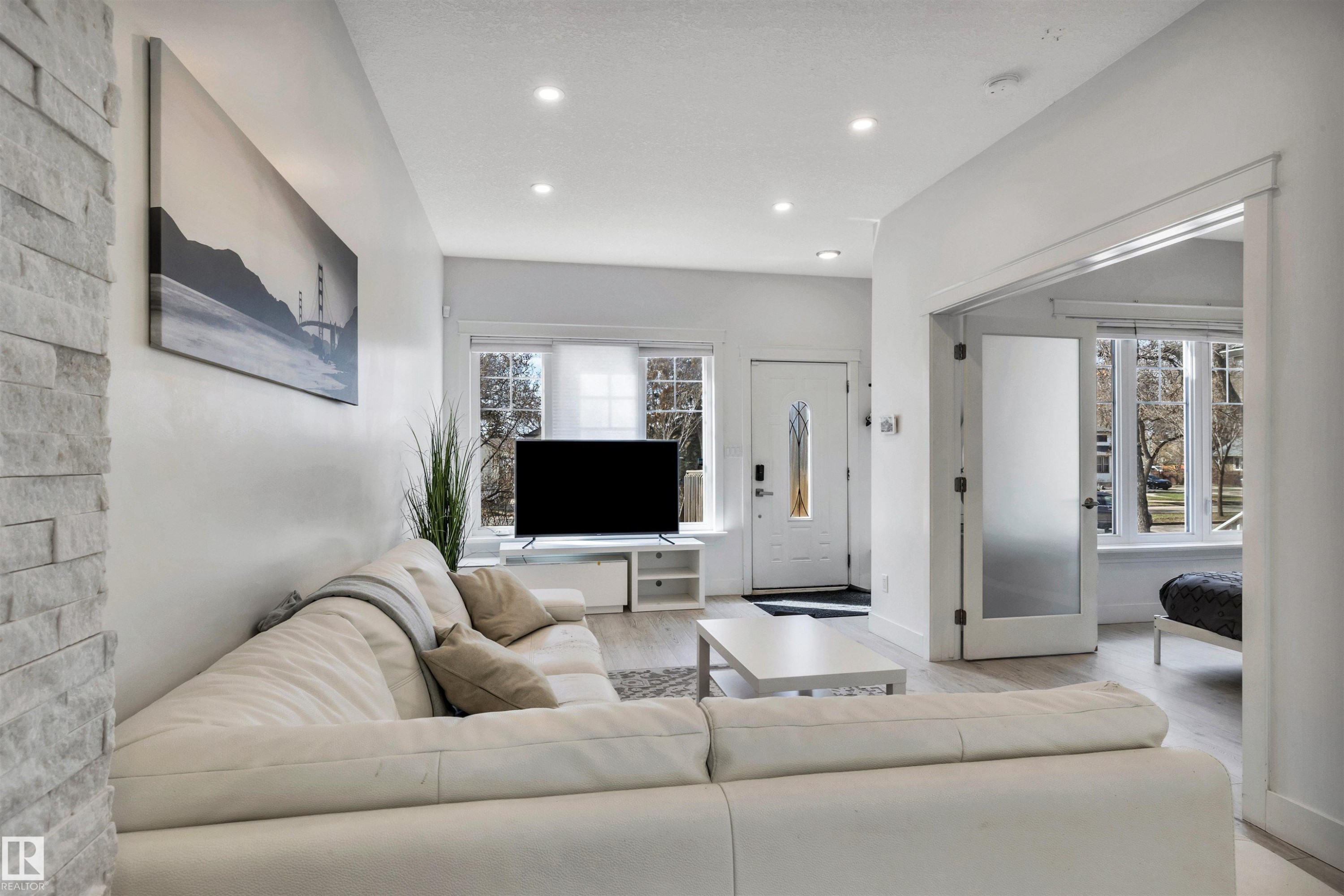 11531 97 Street, Edmonton, AB - Indoor Photo Showing Living Room