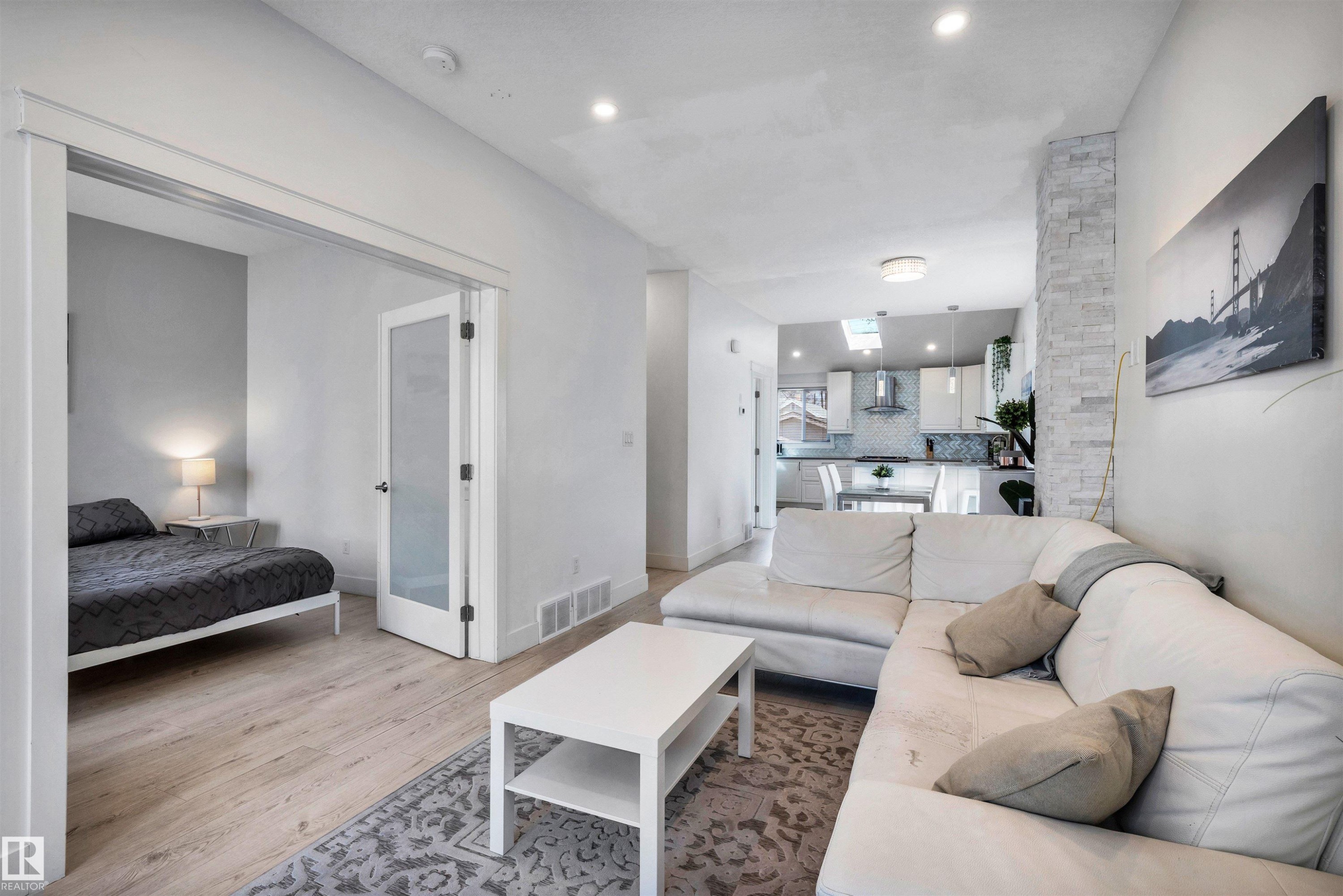 11531 97 Street, Edmonton, AB - Indoor Photo Showing Living Room