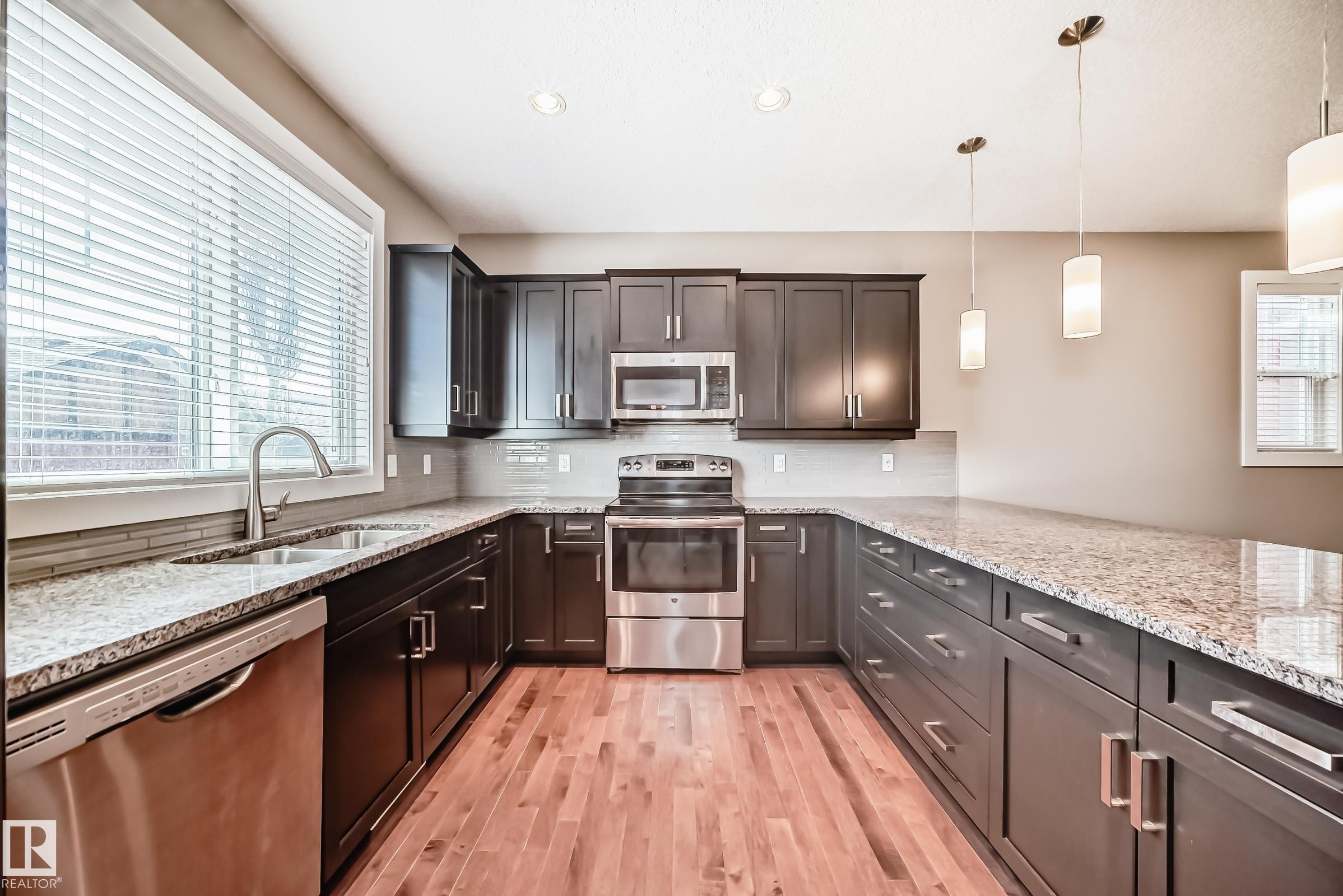 7293 Morgan Road, Edmonton, AB - Indoor Photo Showing Kitchen With Stainless Steel Kitchen With Double Sink With Upgraded Kitchen