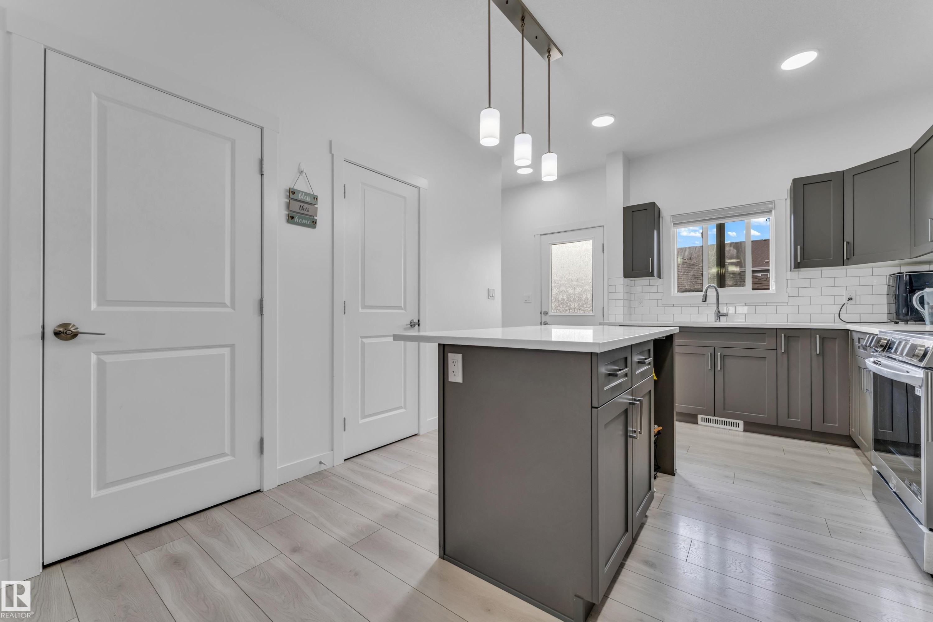 3016 4 Street, Edmonton, AB - Indoor Photo Showing Kitchen With Upgraded Kitchen