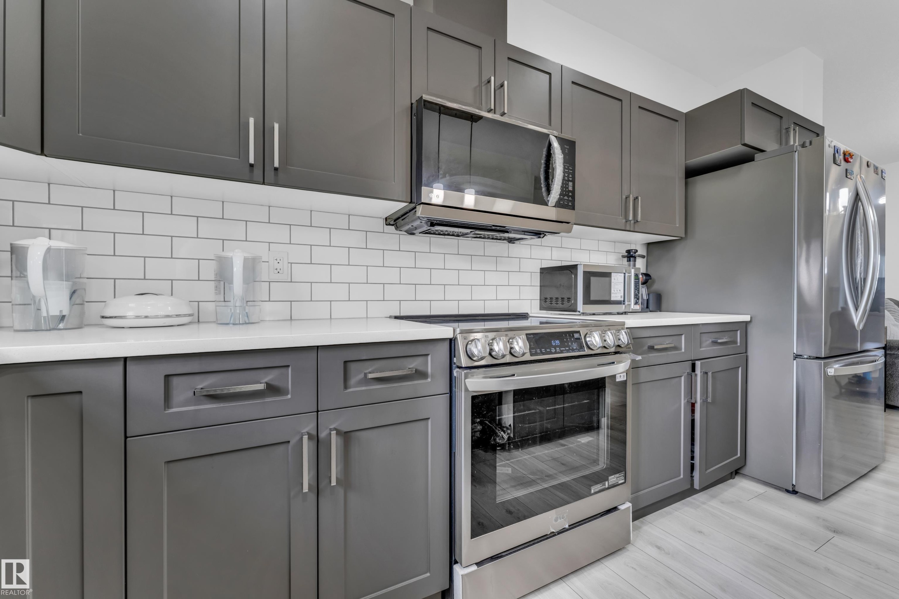 3016 4 Street, Edmonton, AB - Indoor Photo Showing Kitchen With Upgraded Kitchen