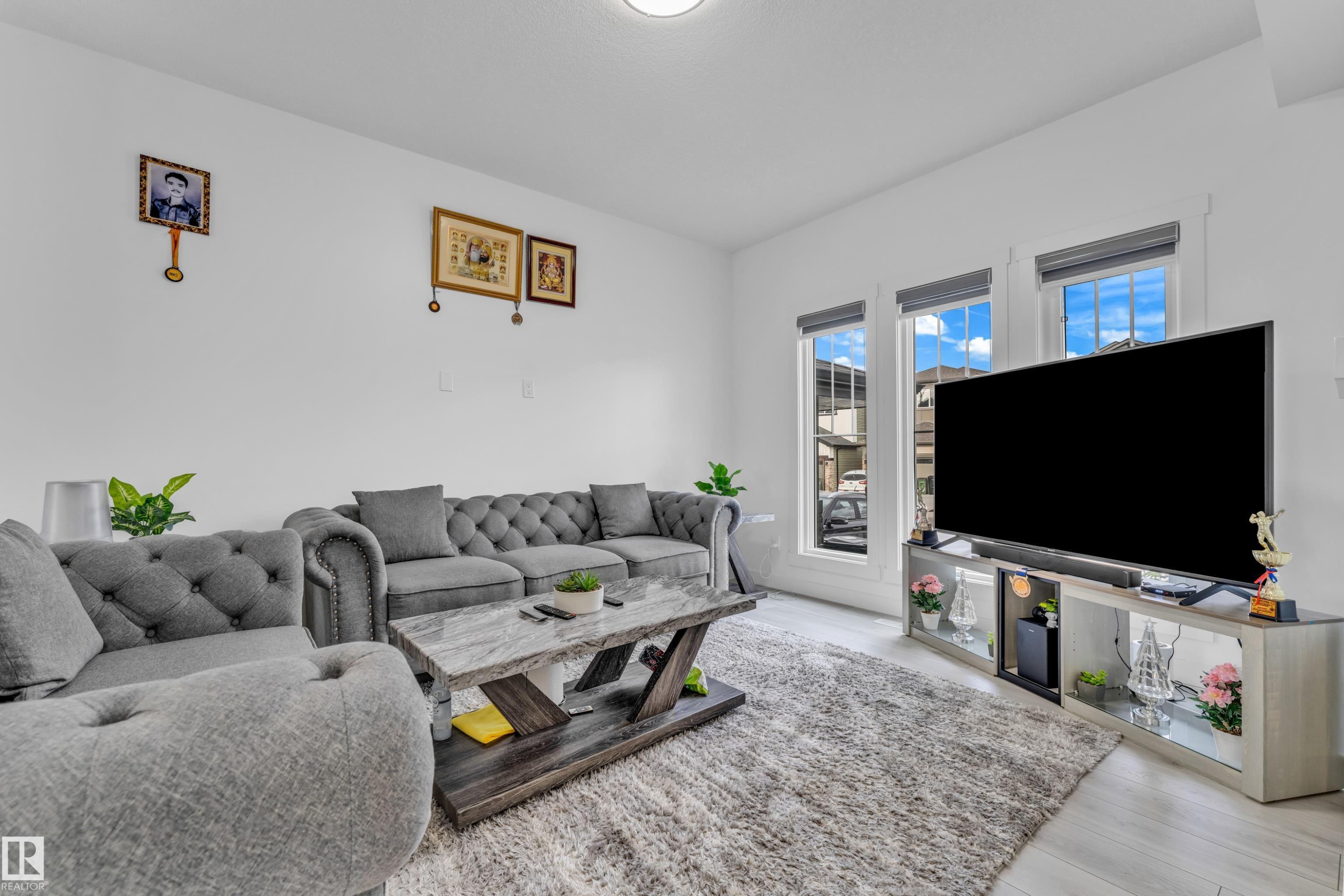 3016 4 Street, Edmonton, AB - Indoor Photo Showing Living Room