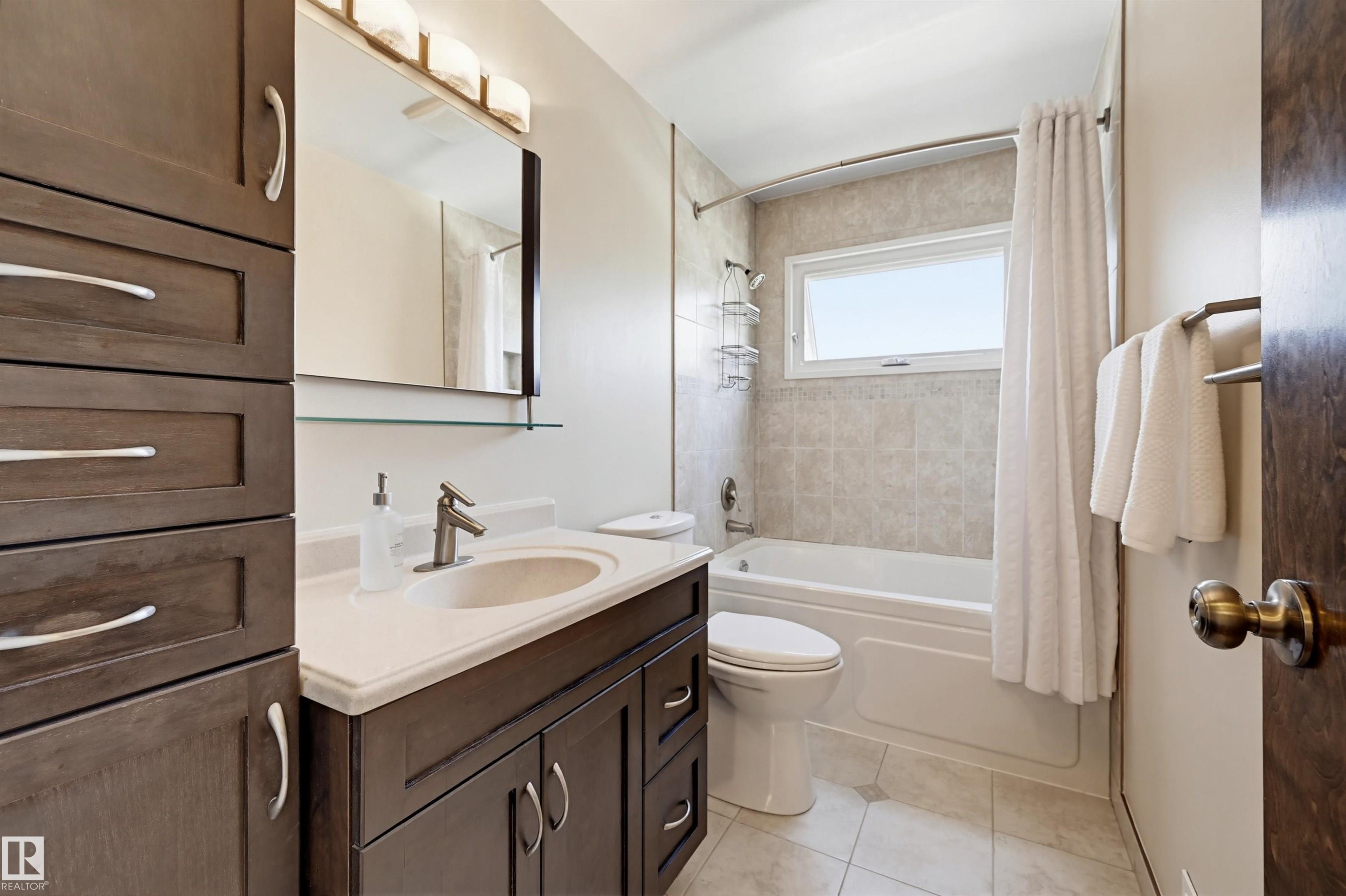 14521 85 Avenue, Edmonton, AB - Indoor Photo Showing Bathroom
