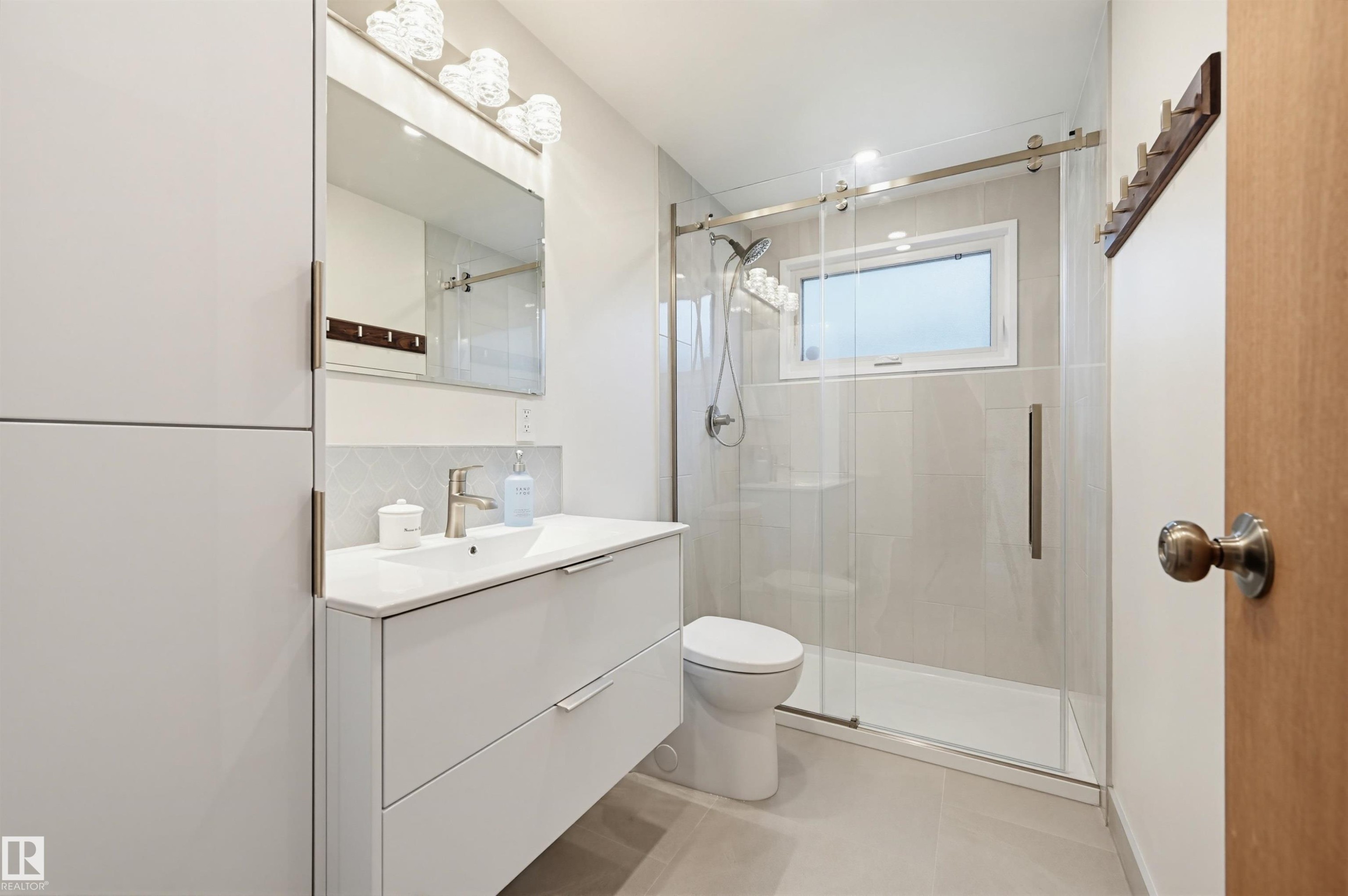 14521 85 Avenue, Edmonton, AB - Indoor Photo Showing Bathroom