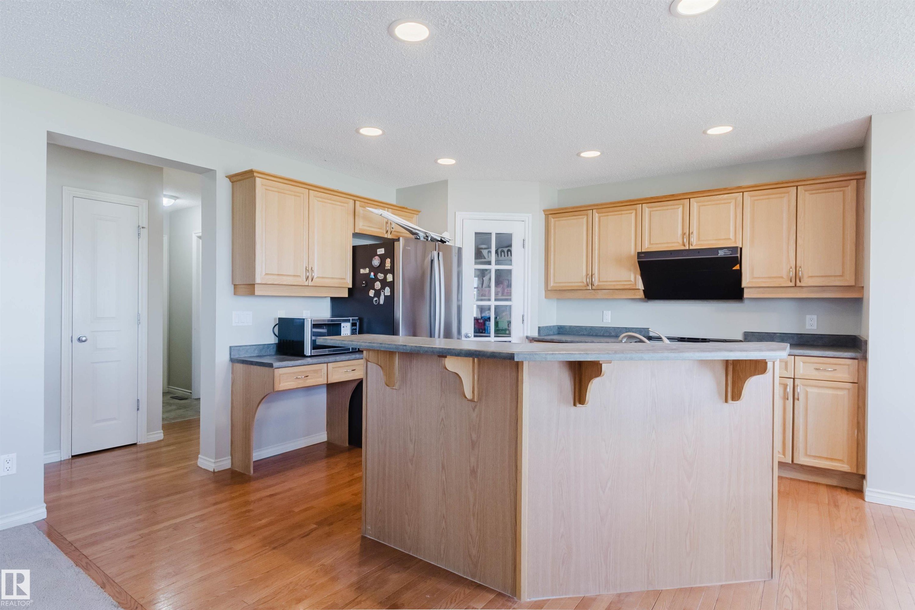 3534 Mclean Crescent, Edmonton, AB - Indoor Photo Showing Kitchen