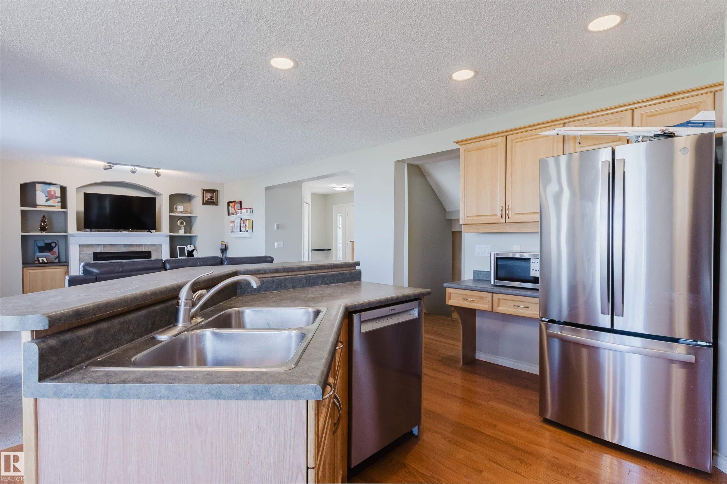3534 Mclean Crescent, Edmonton, AB - Indoor Photo Showing Kitchen With Double Sink