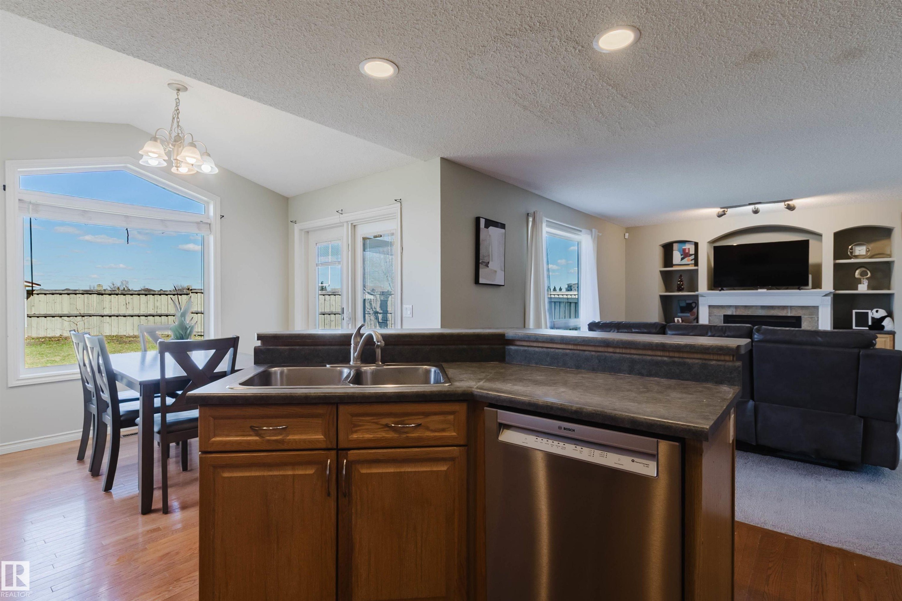 3534 Mclean Crescent, Edmonton, AB - Indoor Photo Showing Kitchen With Double Sink