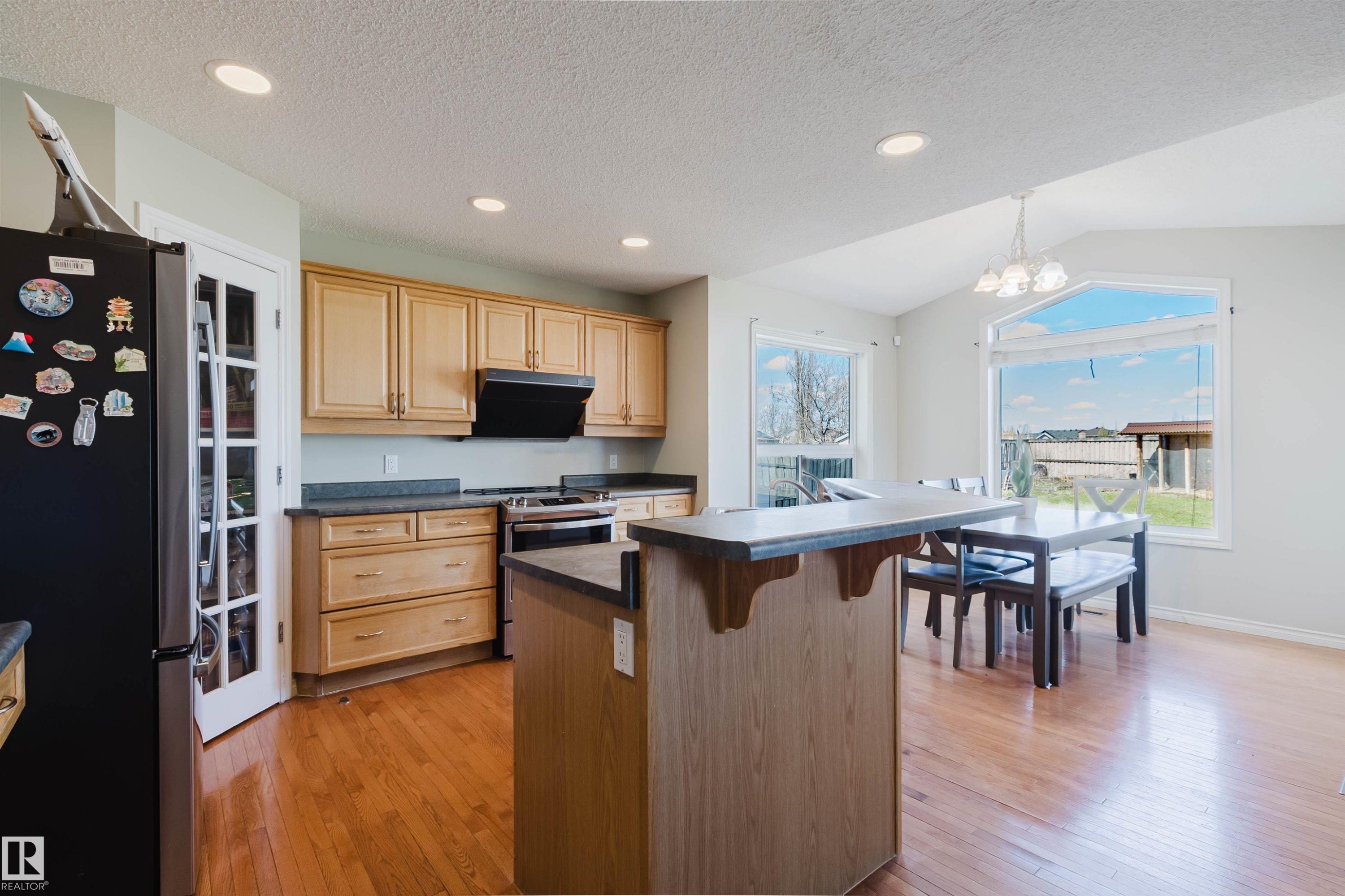3534 Mclean Crescent, Edmonton, AB - Indoor Photo Showing Kitchen