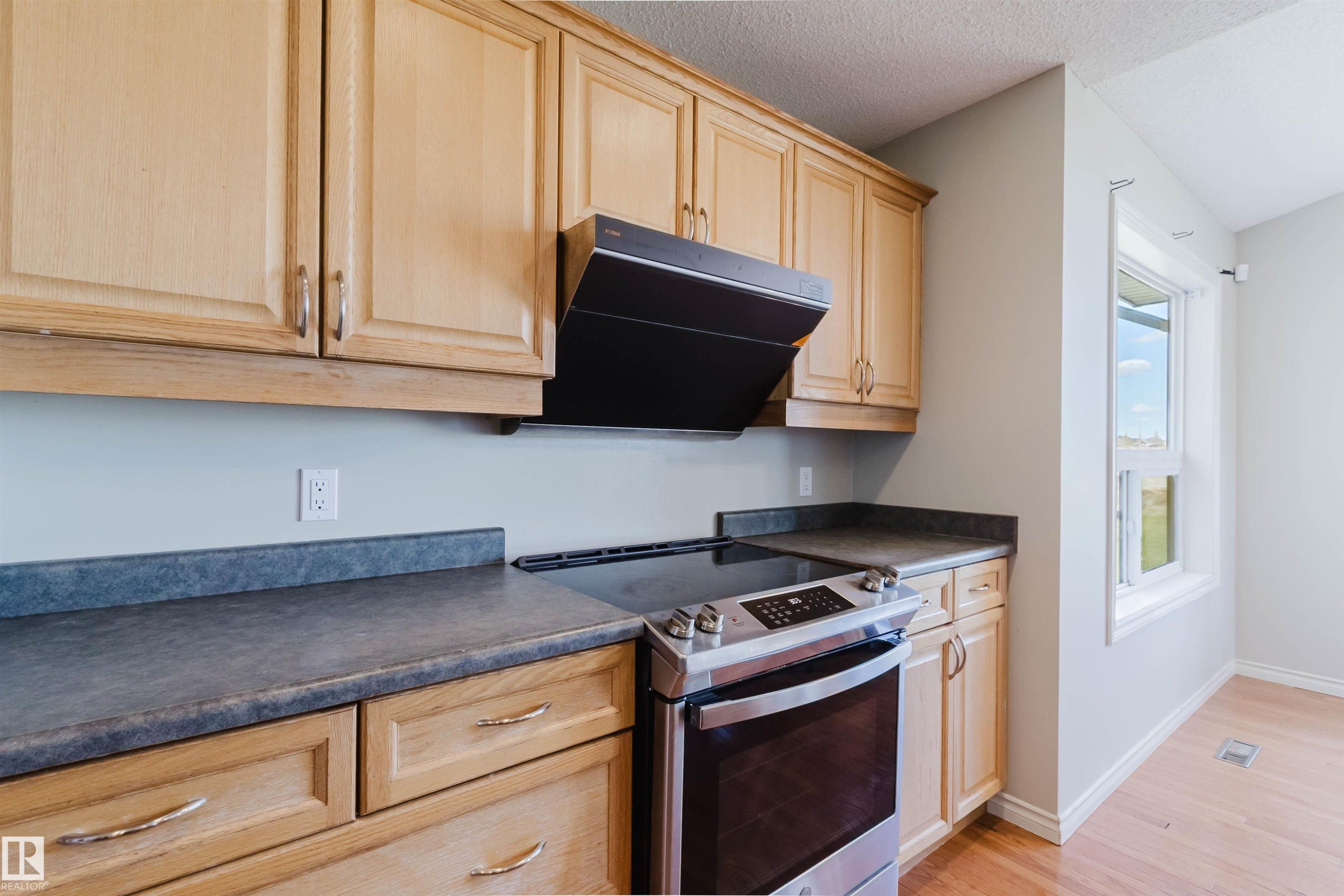 3534 Mclean Crescent, Edmonton, AB - Indoor Photo Showing Kitchen