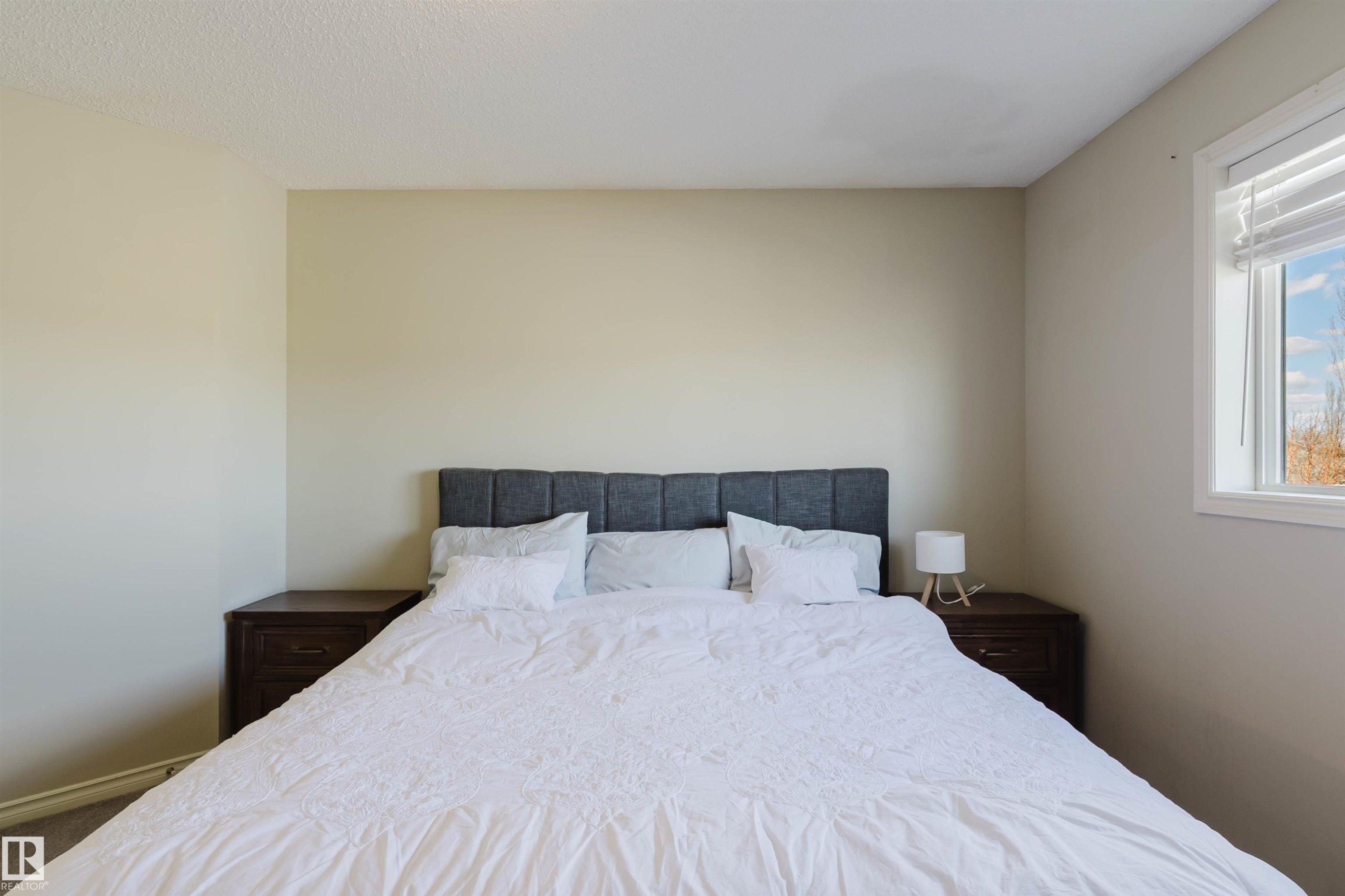 3534 Mclean Crescent, Edmonton, AB - Indoor Photo Showing Bedroom