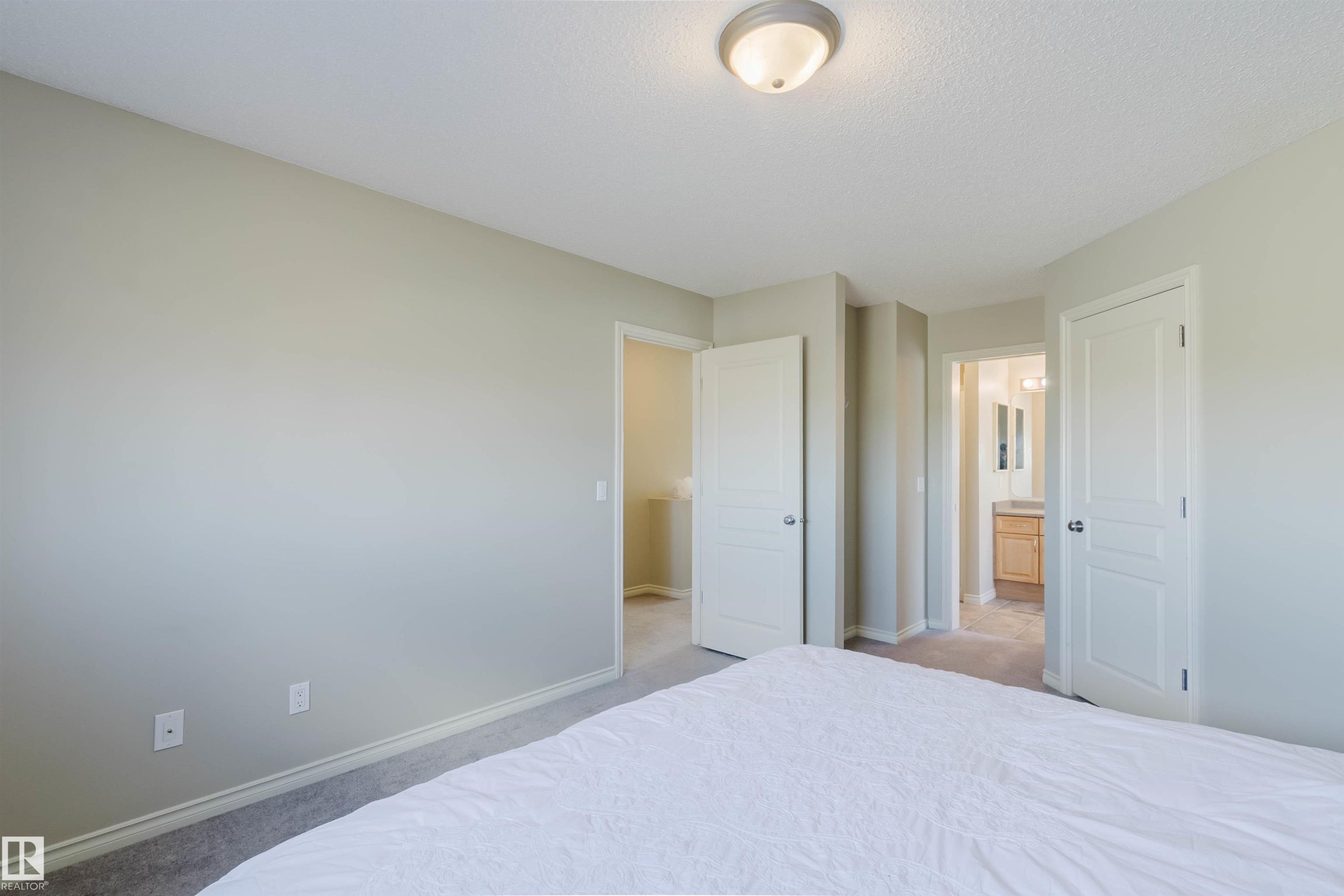 3534 Mclean Crescent, Edmonton, AB - Indoor Photo Showing Bedroom