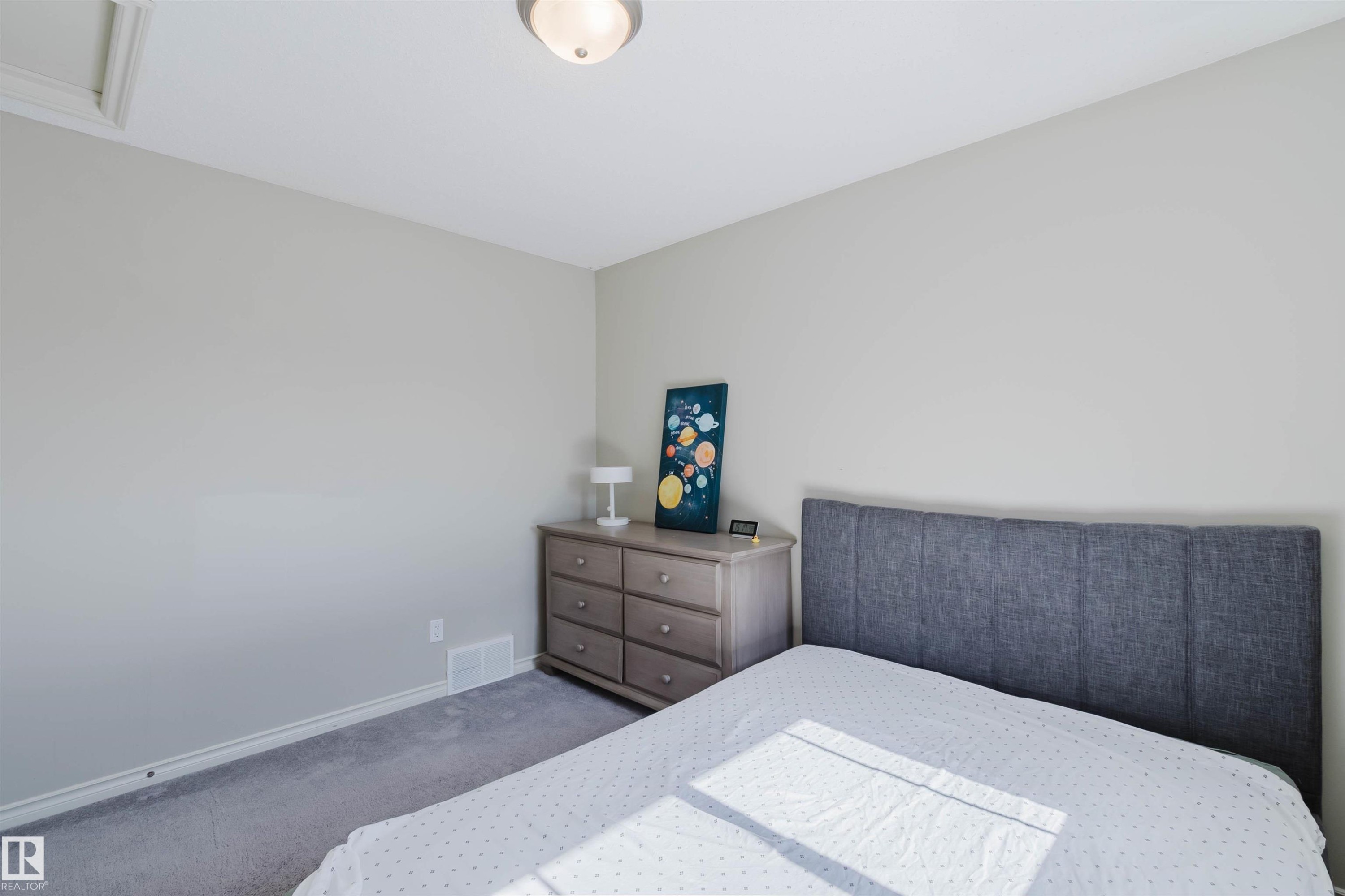 3534 Mclean Crescent, Edmonton, AB - Indoor Photo Showing Bedroom