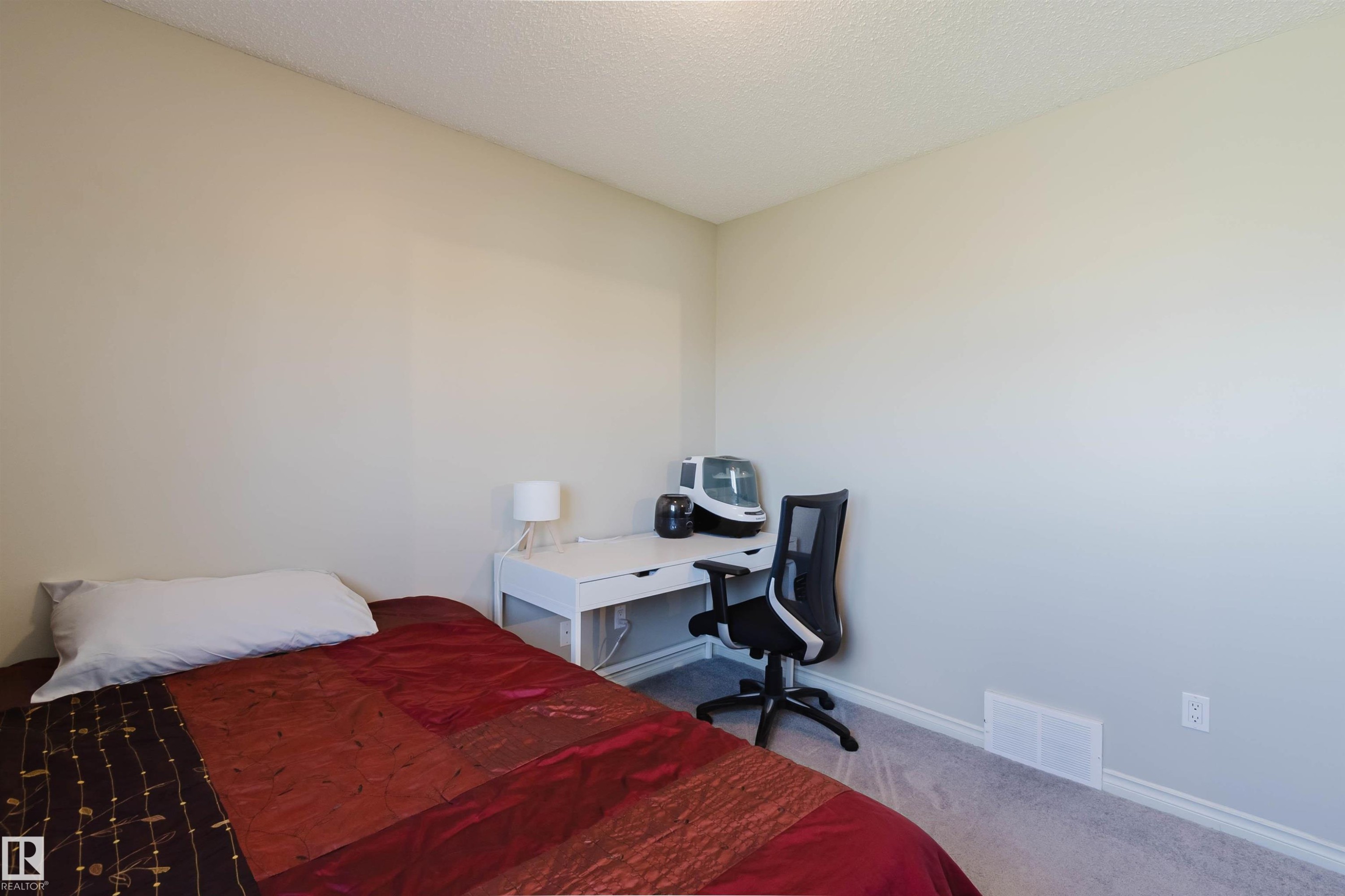 3534 Mclean Crescent, Edmonton, AB - Indoor Photo Showing Bedroom
