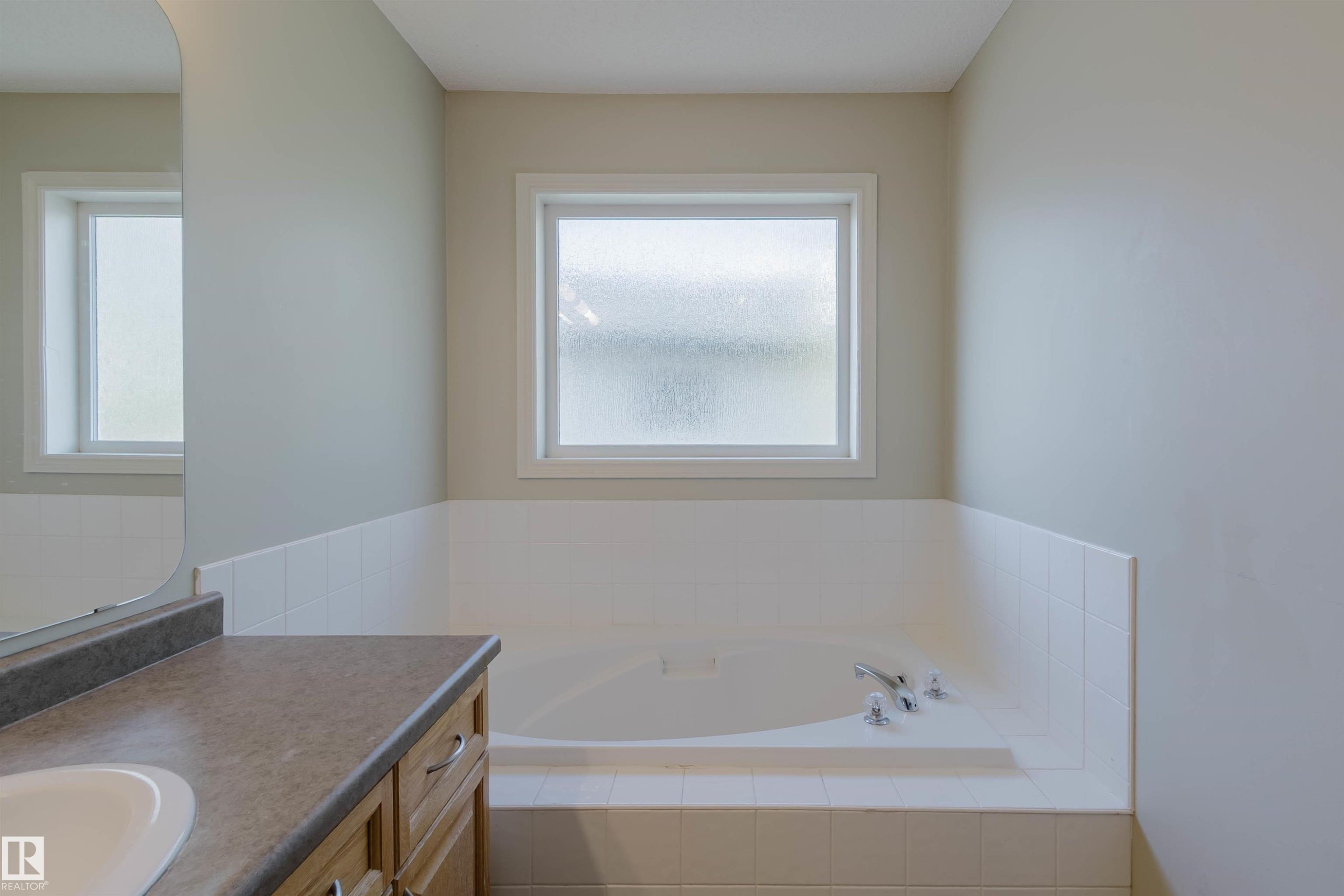 3534 Mclean Crescent, Edmonton, AB - Indoor Photo Showing Bathroom
