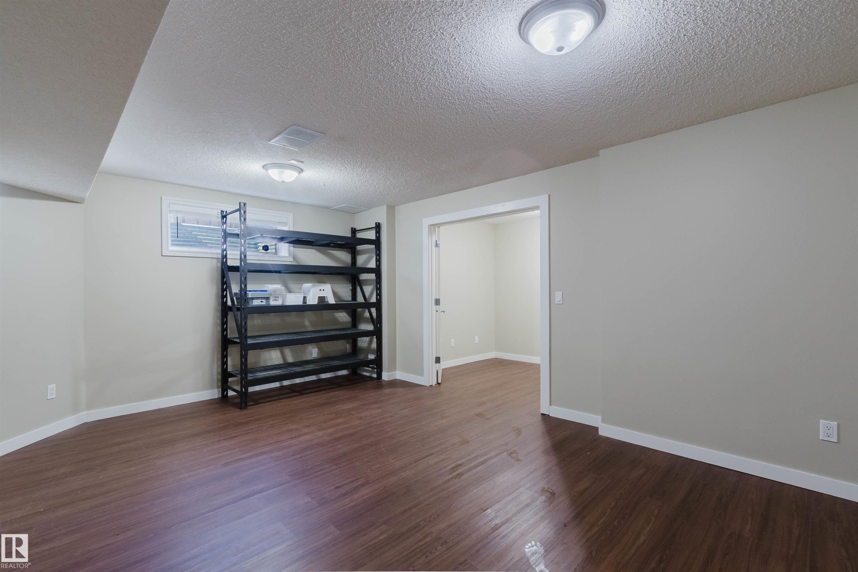 3534 Mclean Crescent, Edmonton, AB - Indoor Photo Showing Other Room