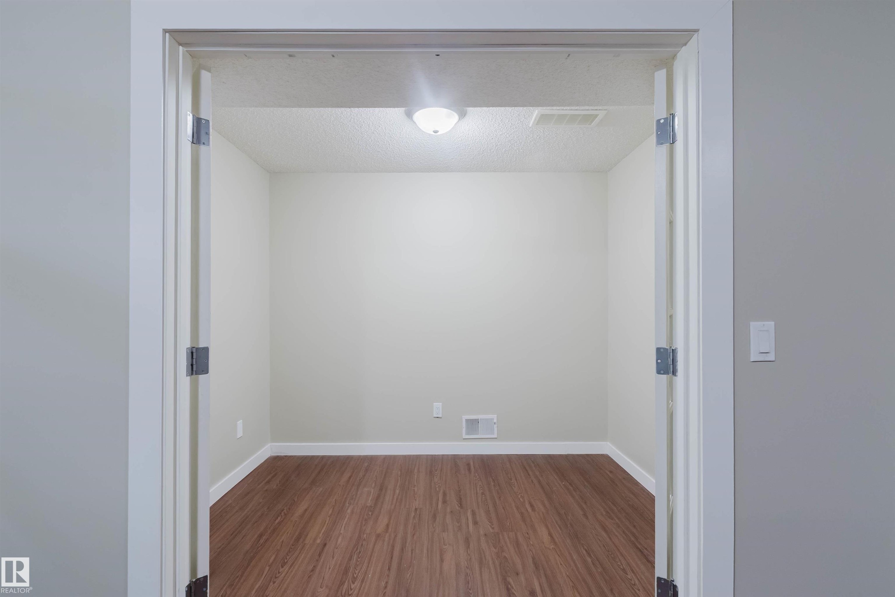 3534 Mclean Crescent, Edmonton, AB - Indoor Photo Showing Other Room