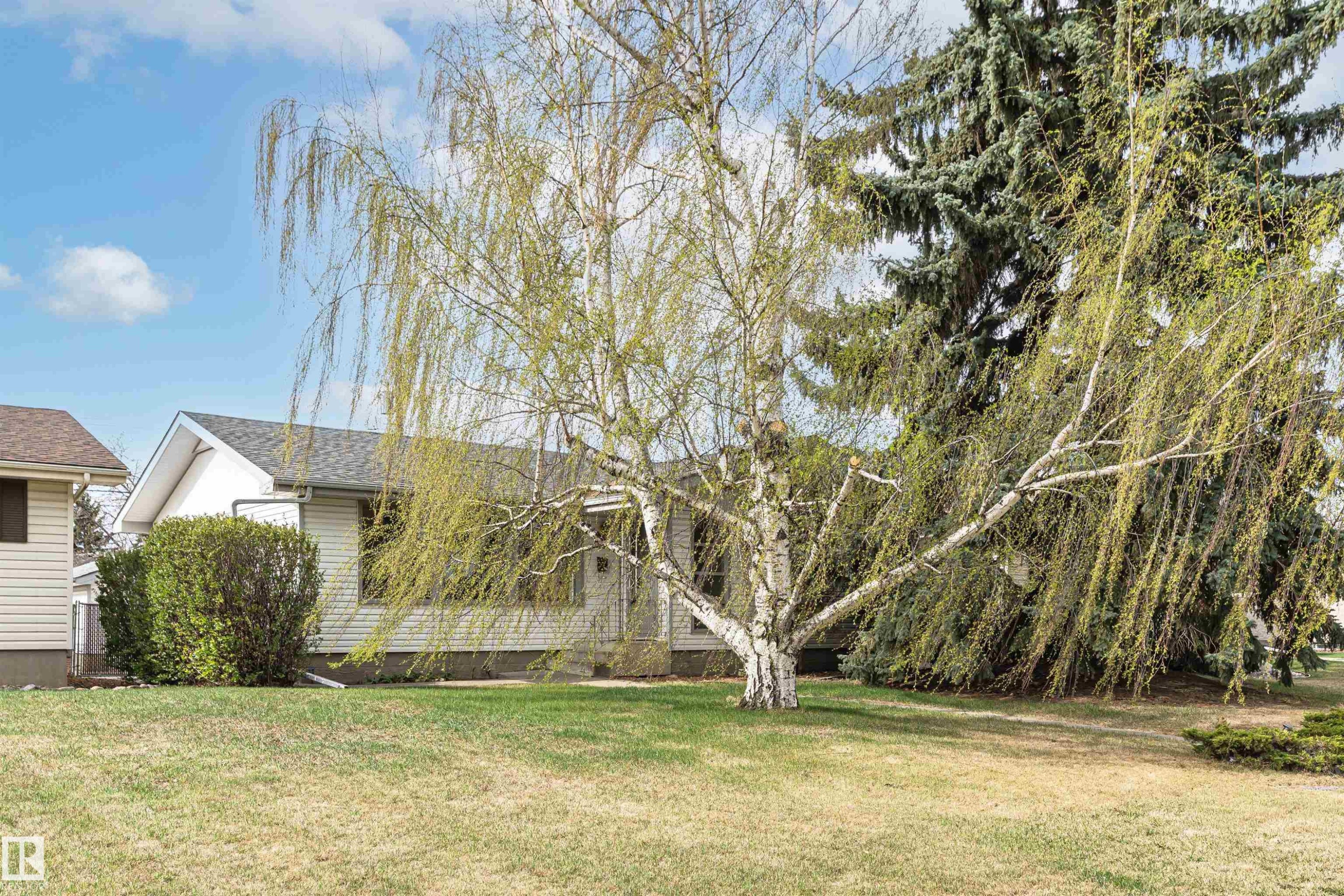 Ranch-style residence featuring white siding and a gray shingle roof - 11423 50 Avenue, Edmonton, AB - Outdoor