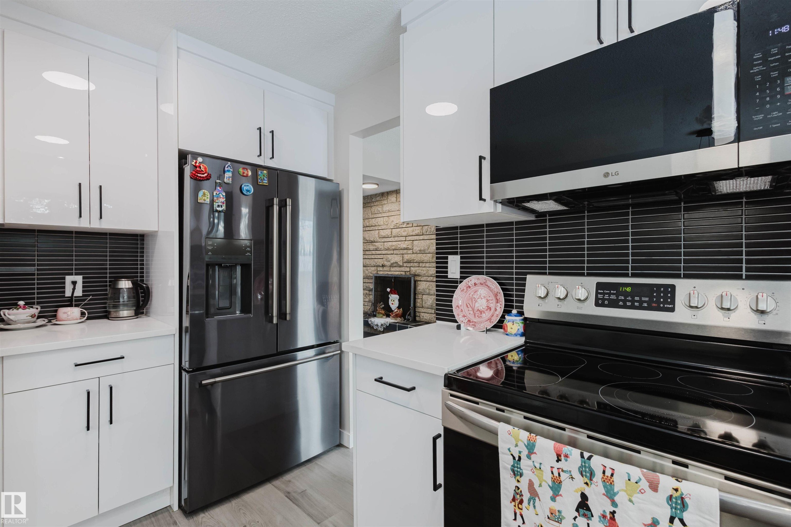 10423 35 Avenue, Edmonton, AB - Indoor Photo Showing Kitchen