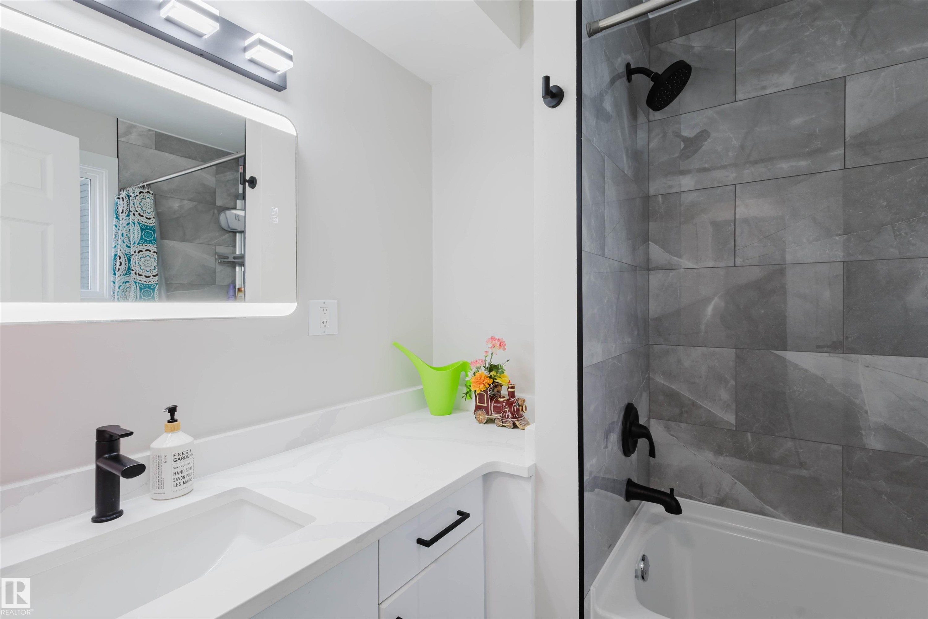 10423 35 Avenue, Edmonton, AB - Indoor Photo Showing Bathroom