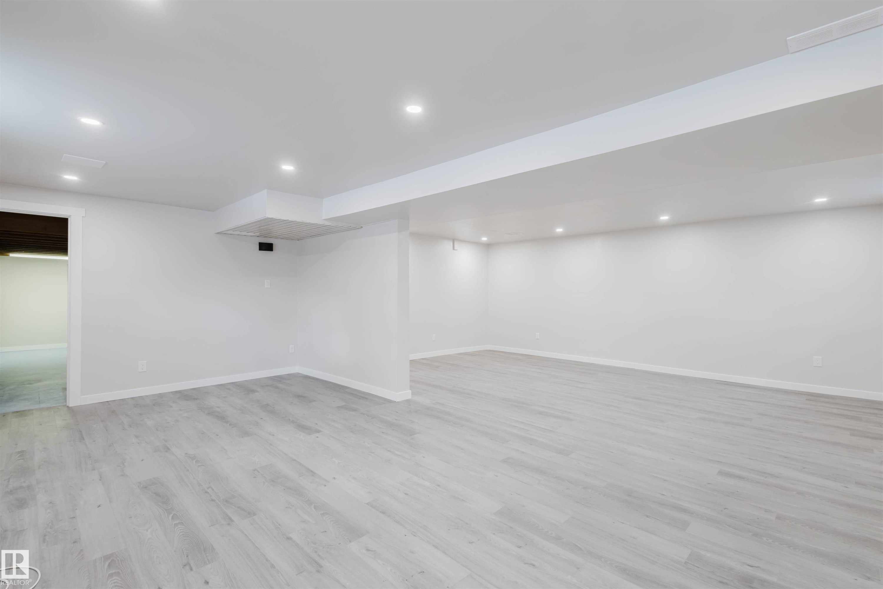 10423 35 Avenue, Edmonton, AB - Indoor