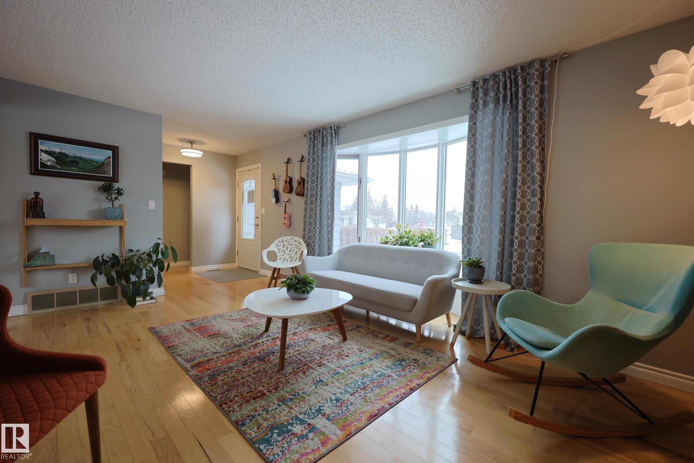 43 Brampton Street, Spruce Grove, AB - Indoor Photo Showing Living Room